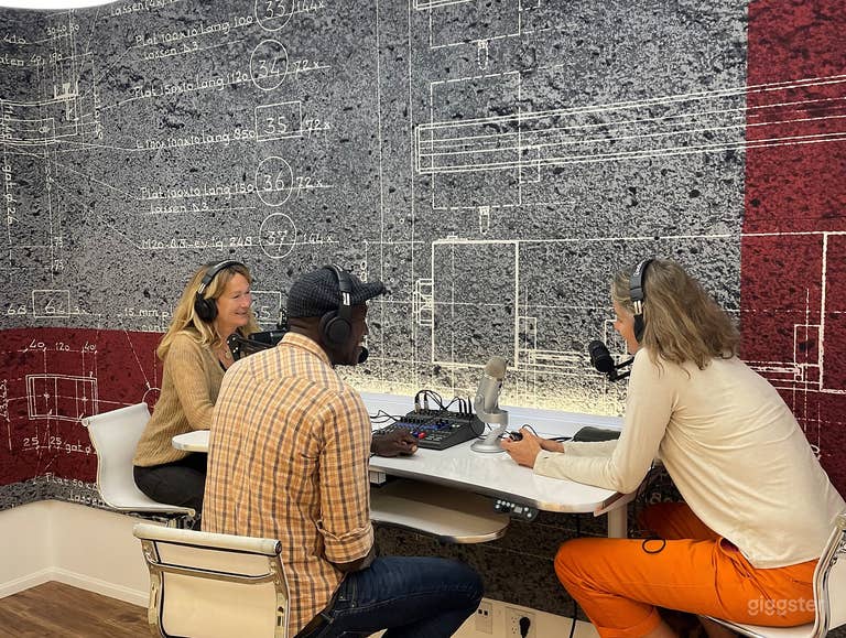  Fully equipped Podcast Studio in DTLA 