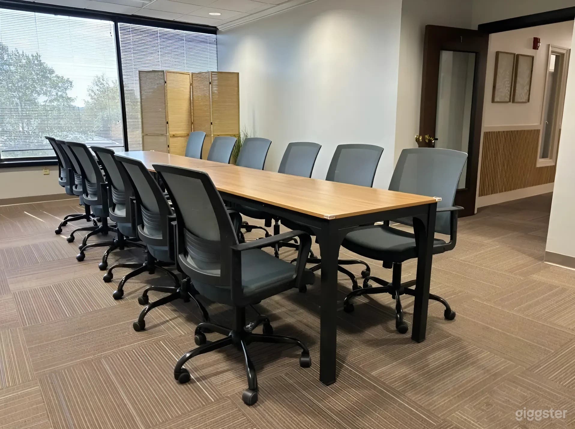 Bright &amp; Spacious Conference Room in Brentwood Photo 2