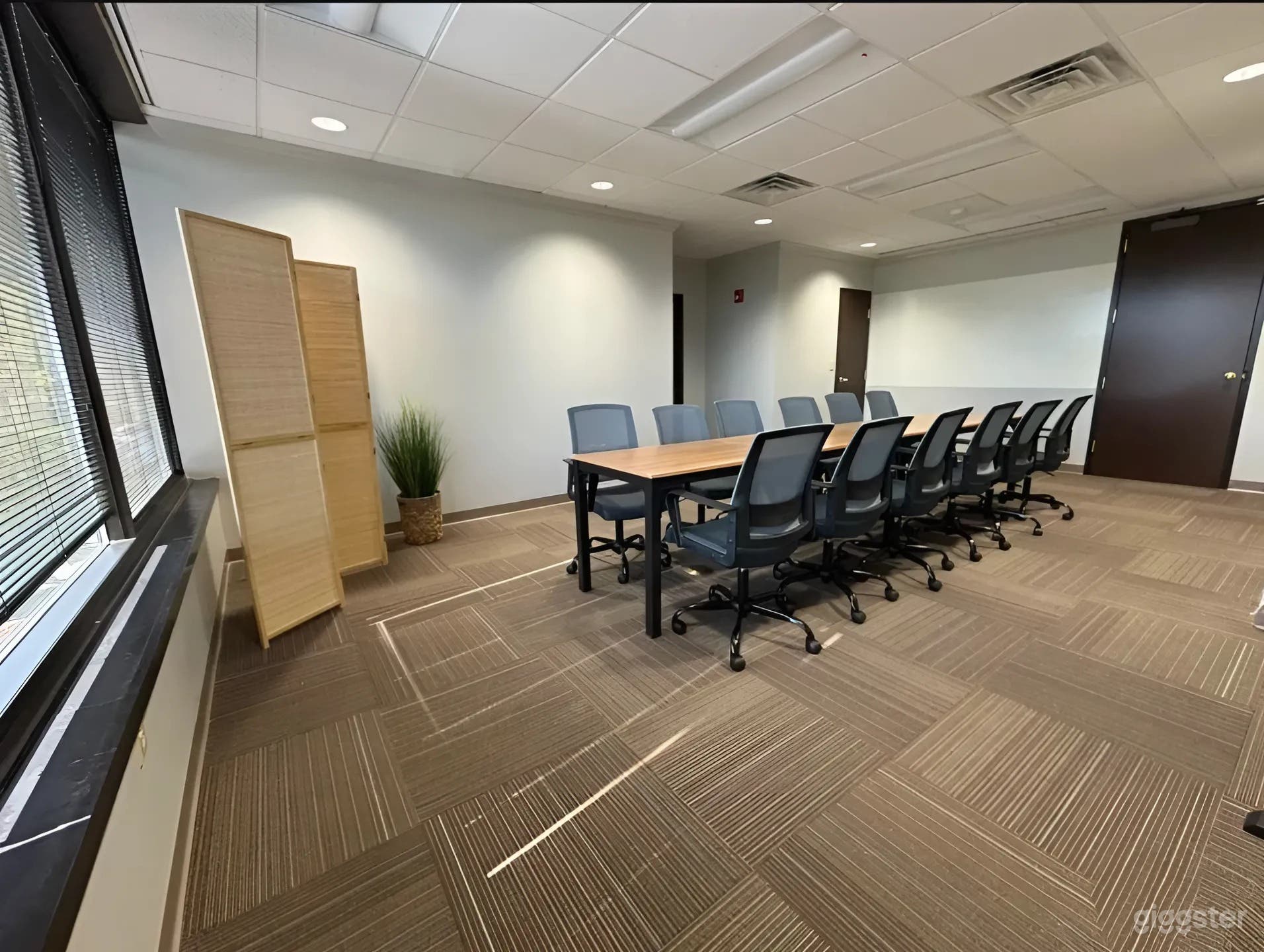 Bright &amp; Spacious Conference Room in Brentwood Photo 4