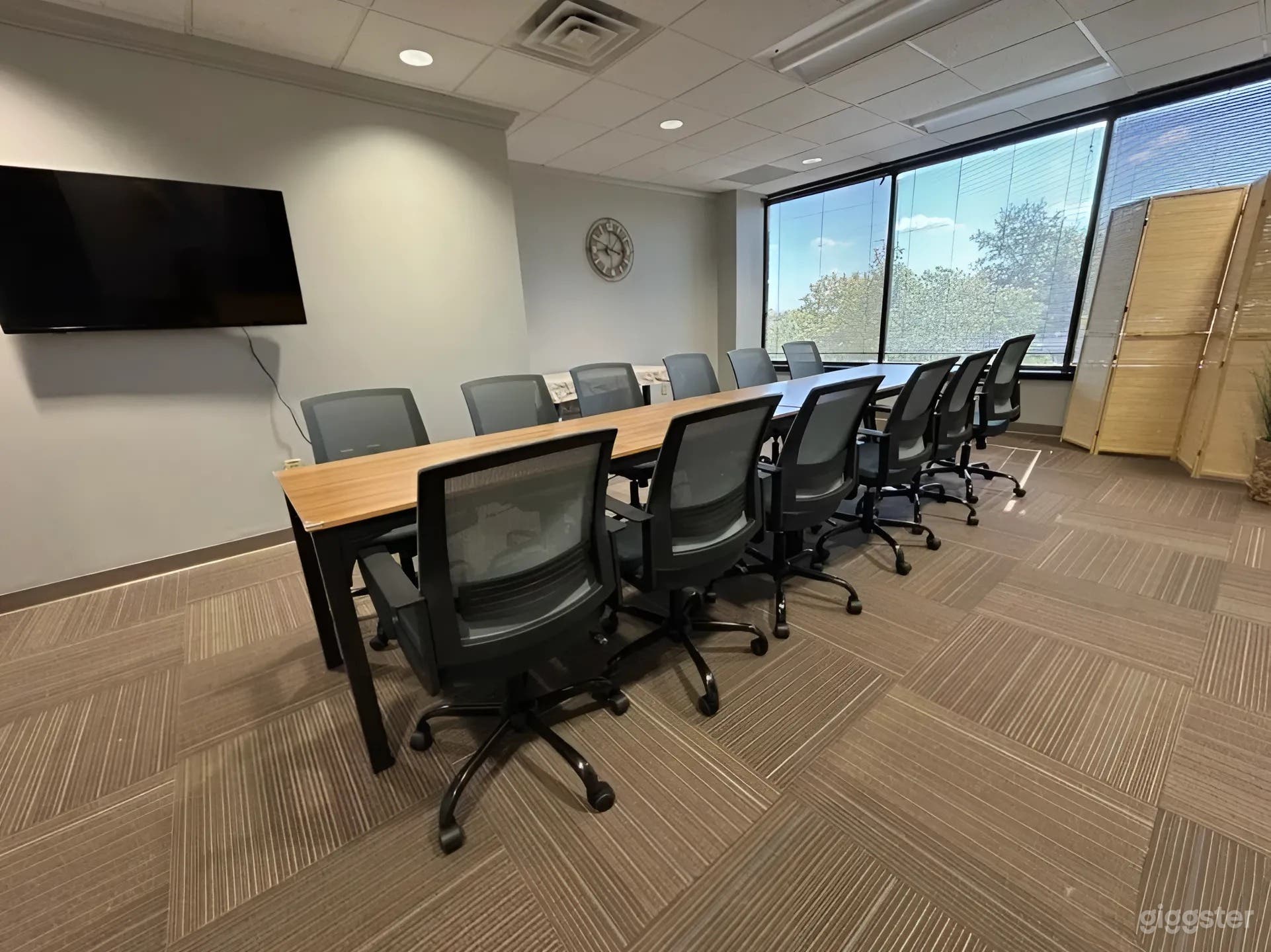 Bright &amp; Spacious Conference Room in Brentwood Photo 1
