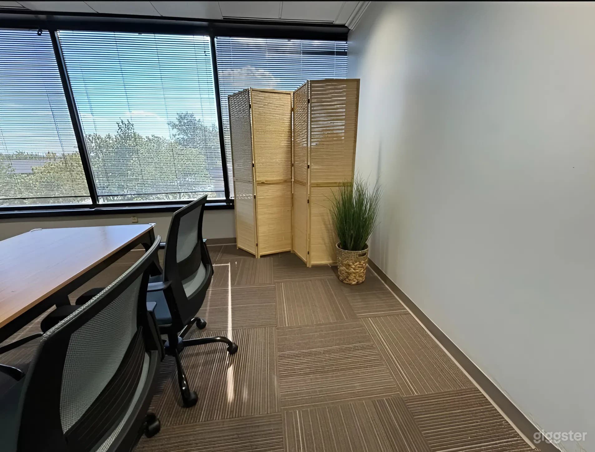 Bright &amp; Spacious Conference Room in Brentwood Photo 3