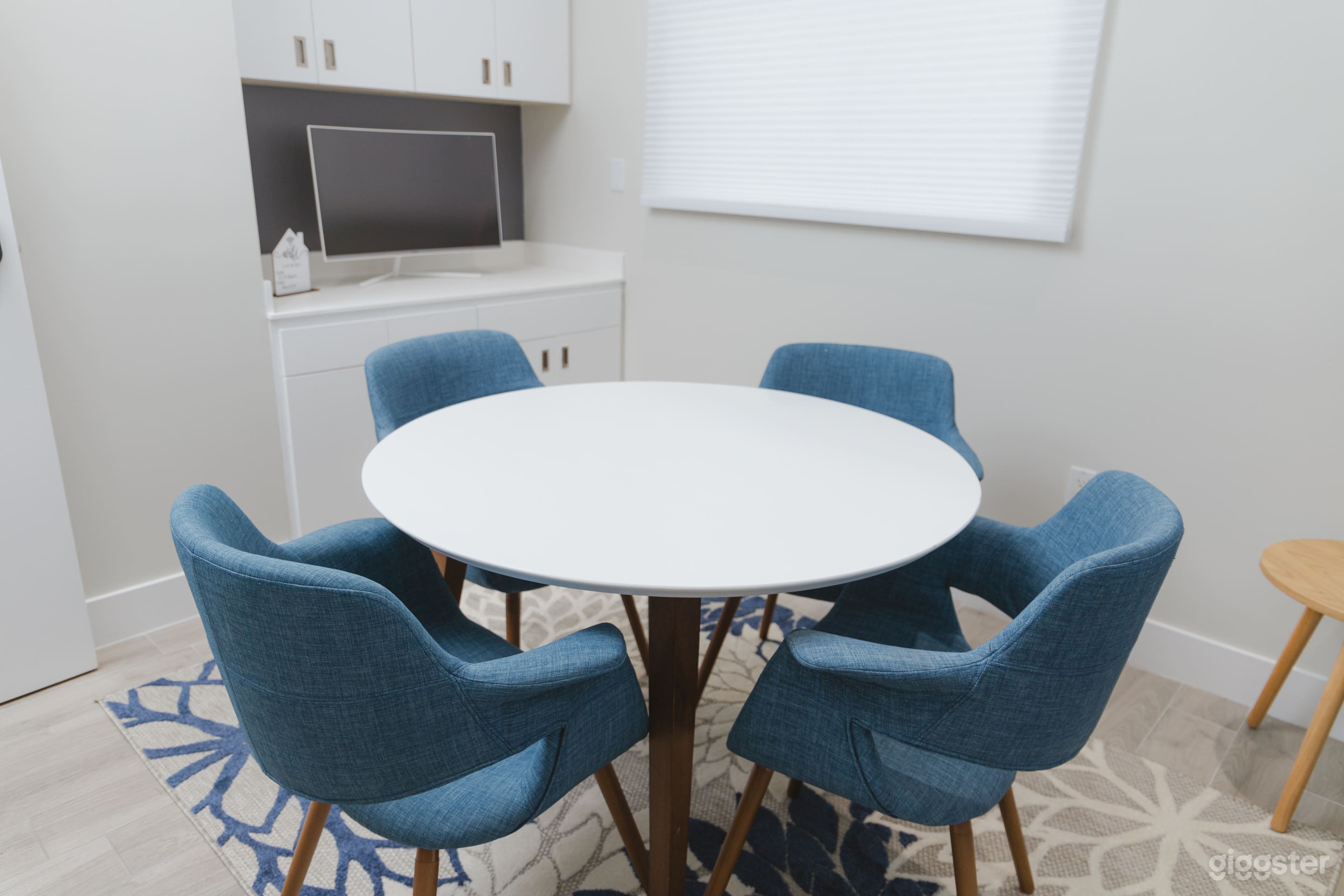 Daylight Conference Room for 5 Photo 4