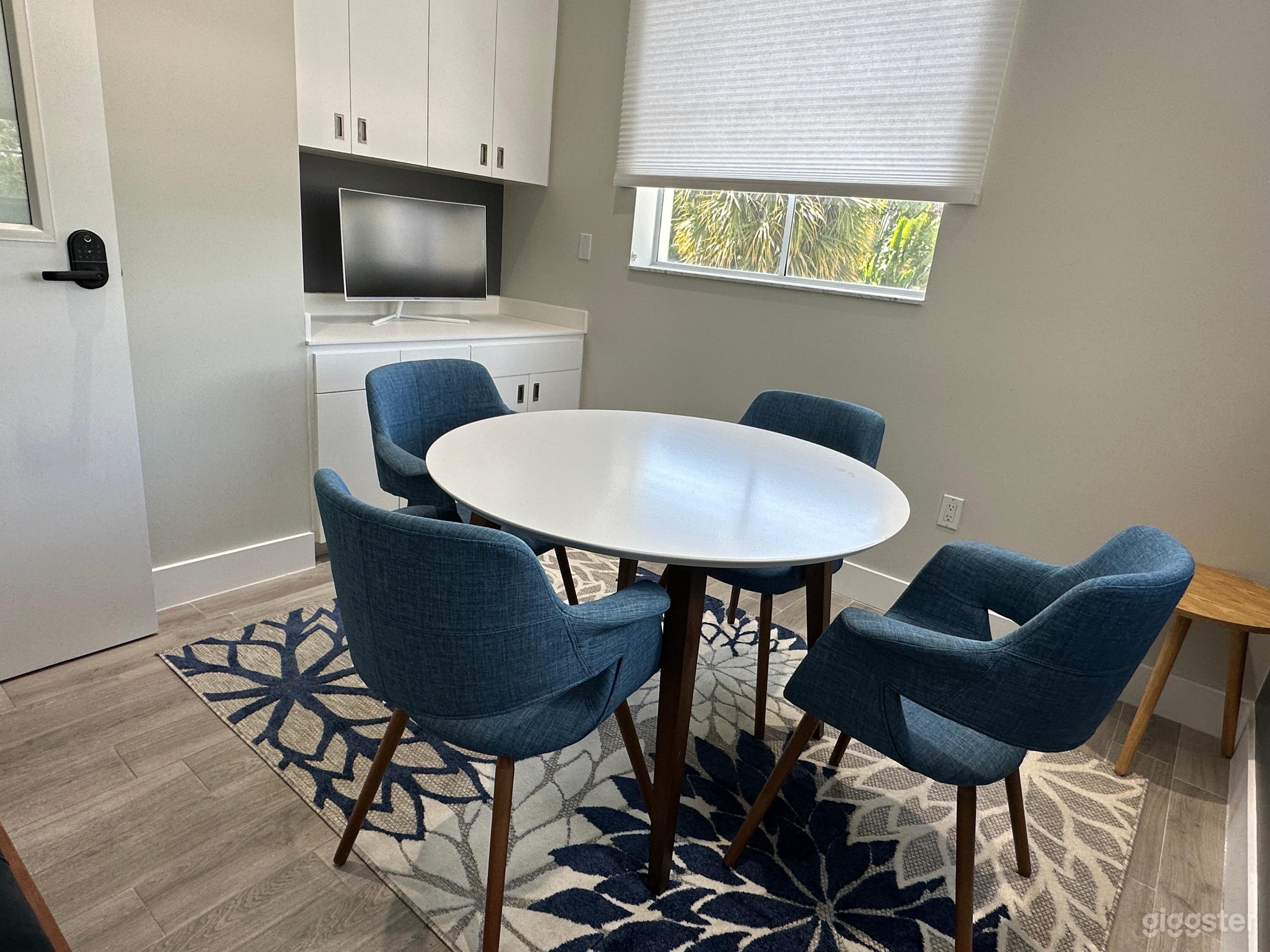 Daylight Conference Room for 5 Photo 3