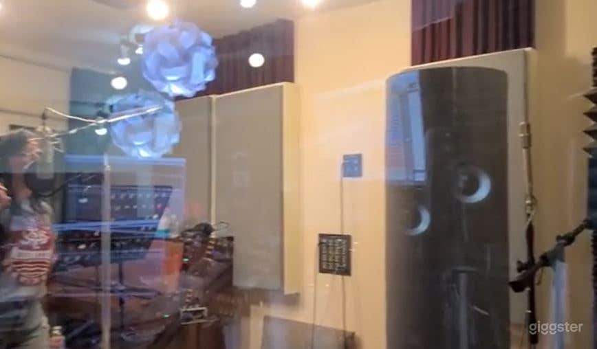 Spacious Isolation Booth in Washington Photo 2