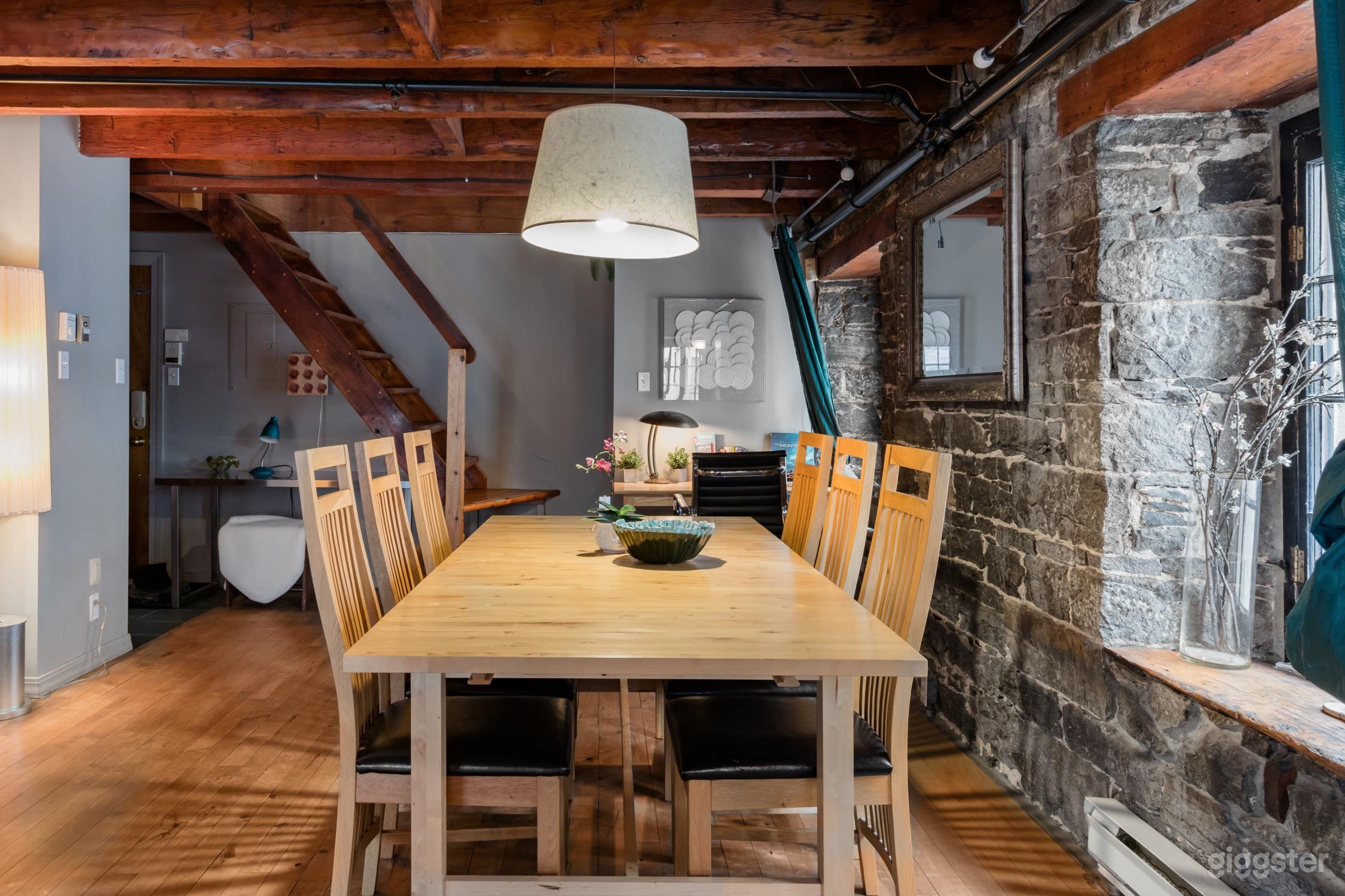 Bohemian Historic Loft in Old Montreal Photo 3