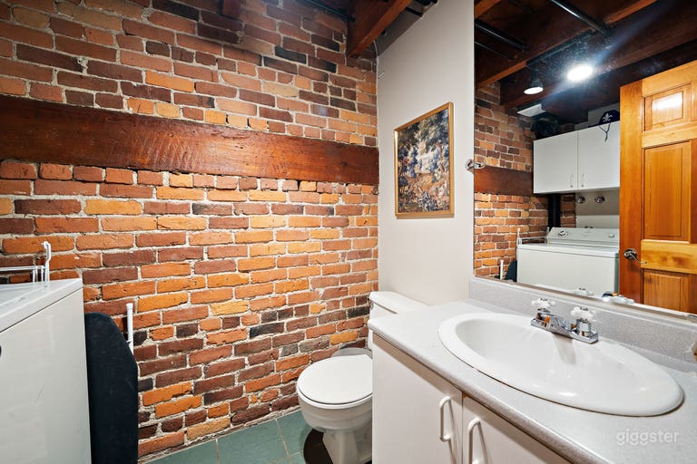  Bohemian Historic Loft in Old Montreal 