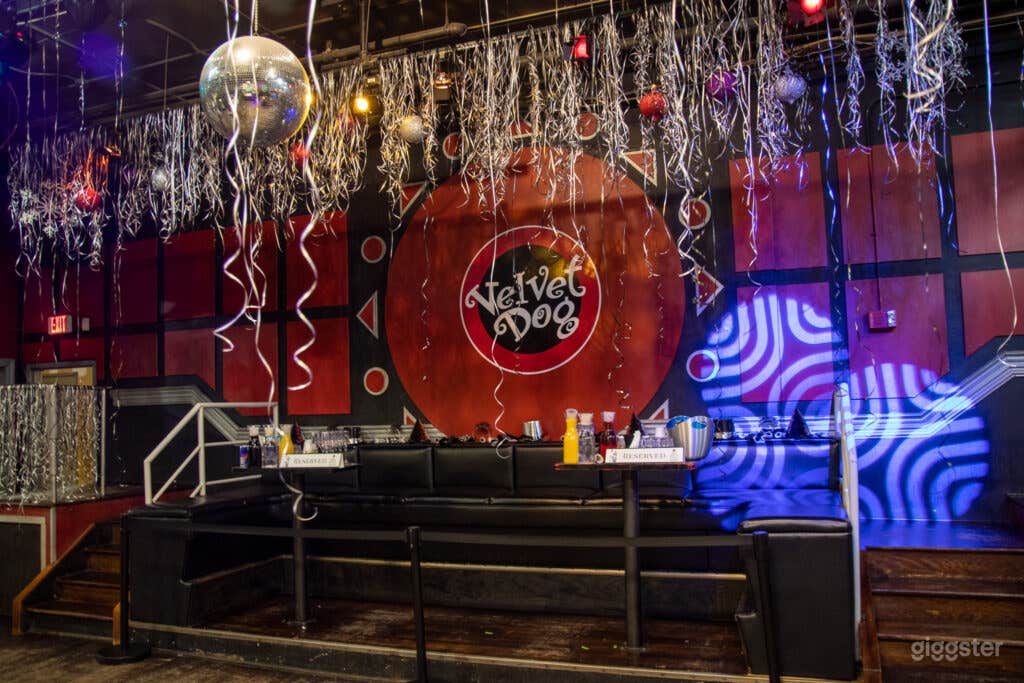 FIRST FLOOR - A Massive Bar with Three Huge HD Projection Screens Photo 4