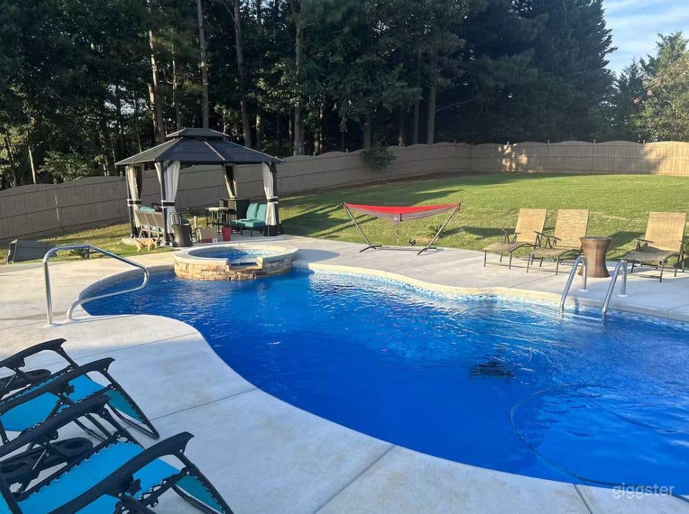 Large Backyard with Pool and Basement Room Photo 3