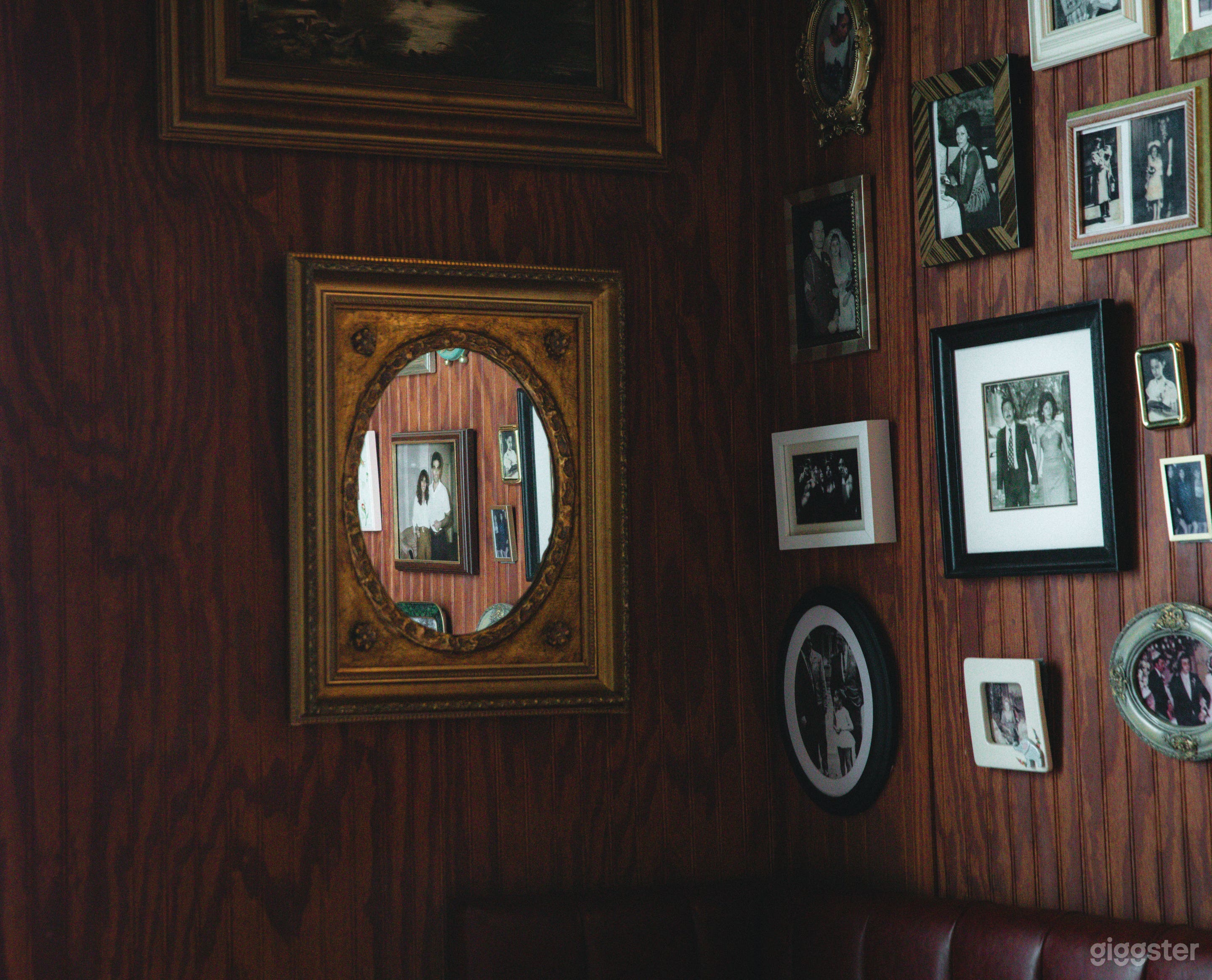 Private Room with Old School Enchanting Red Decor Photo 4