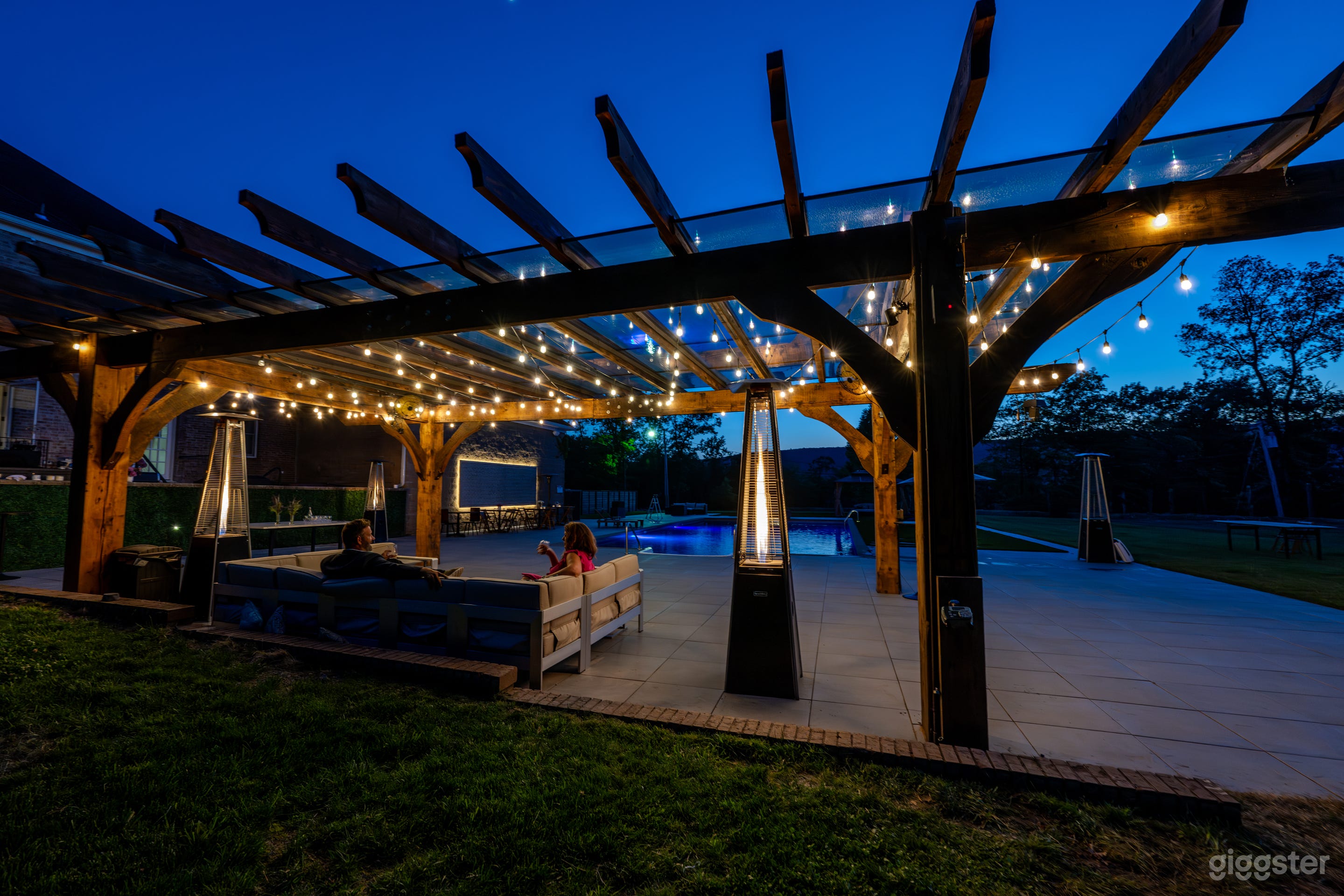 Private estate near lake with captivating outdoor space Photo 2