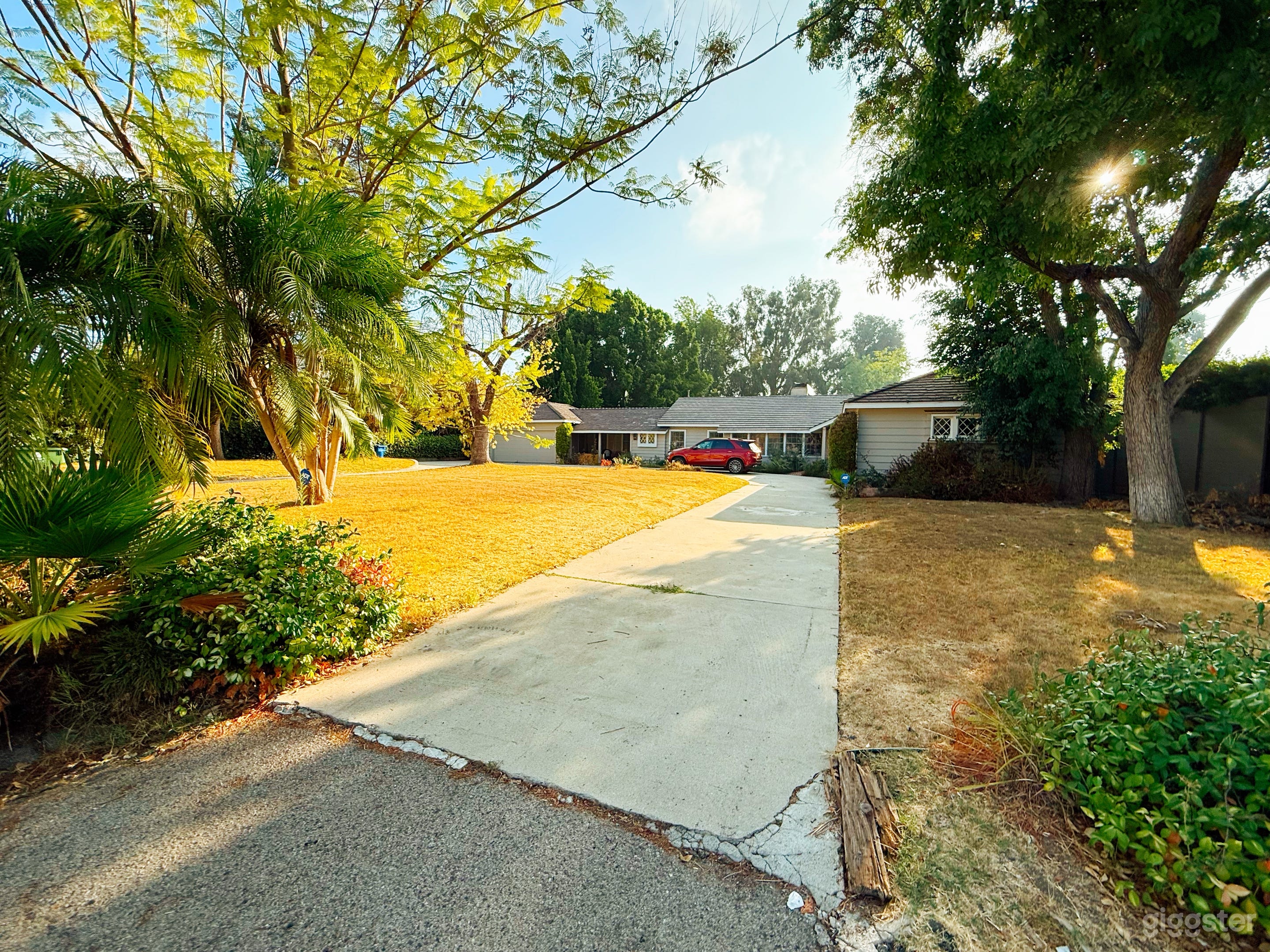 Timeworn Vintage Ranch on Sprawling Acre of Land! Photo 2