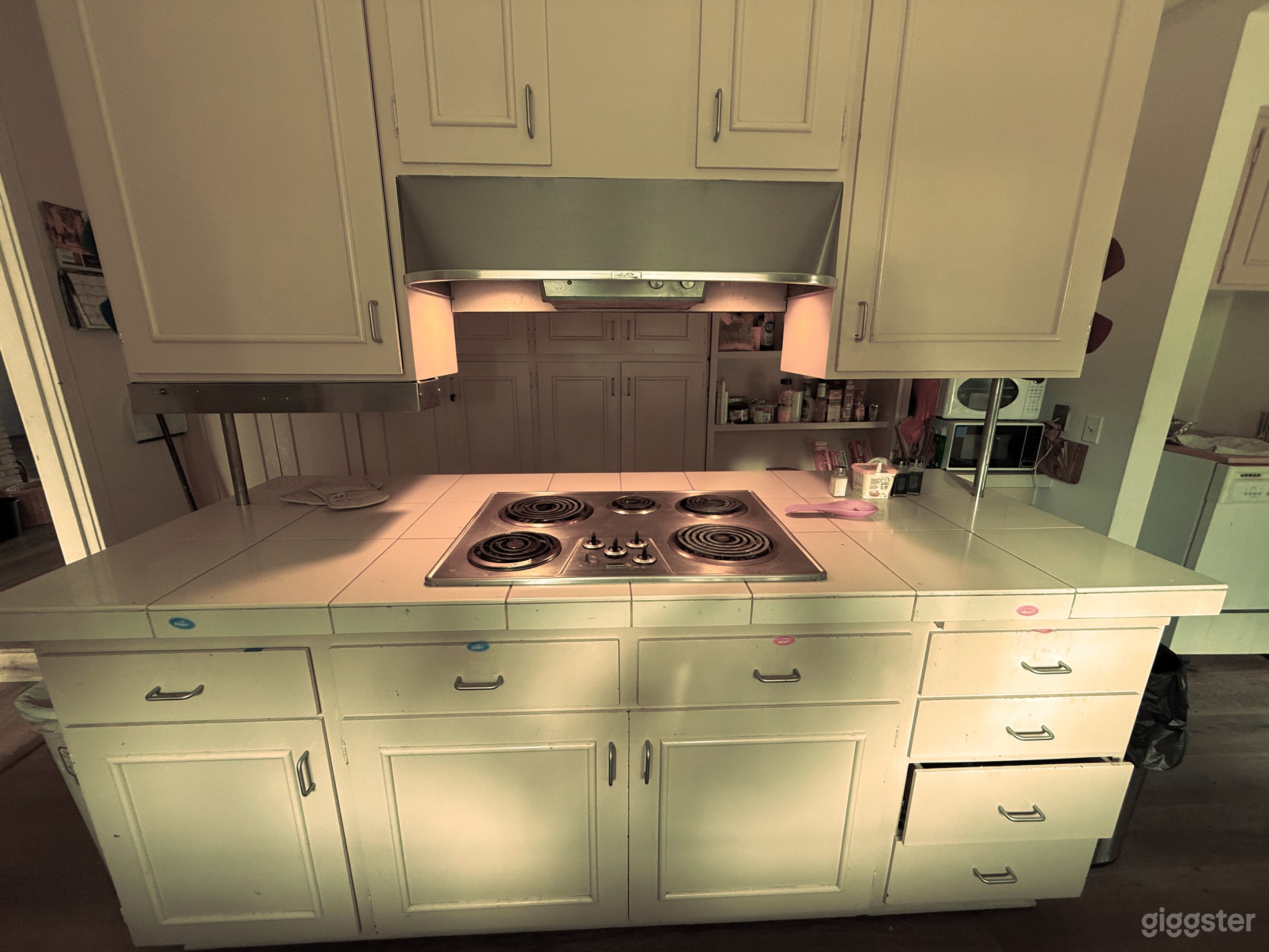 Timeworn Vintage Ranch on Sprawling Acre of Land! Photo 4