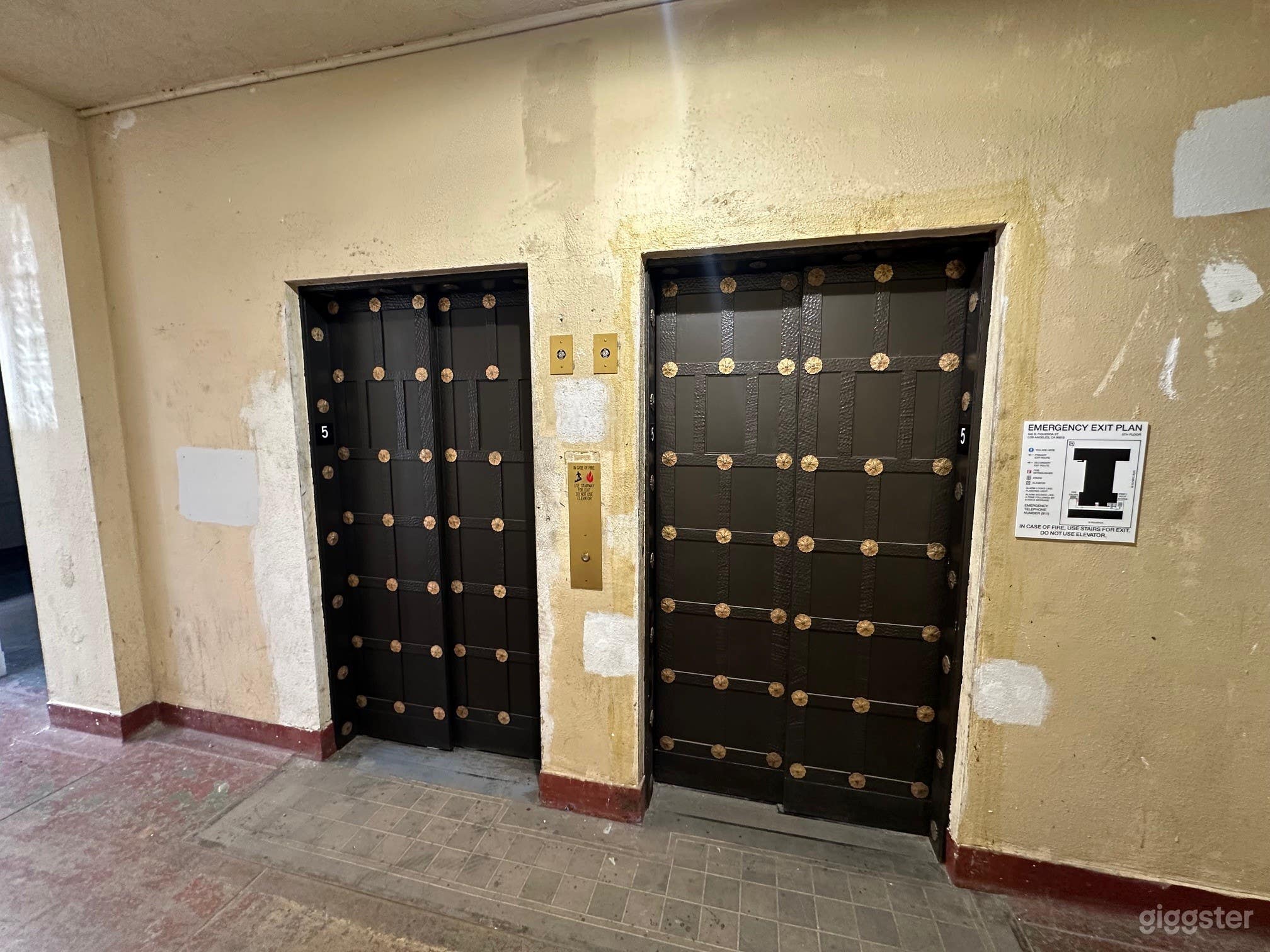 Dilapidated Loft with Big Windows &amp; Skylights Photo 2