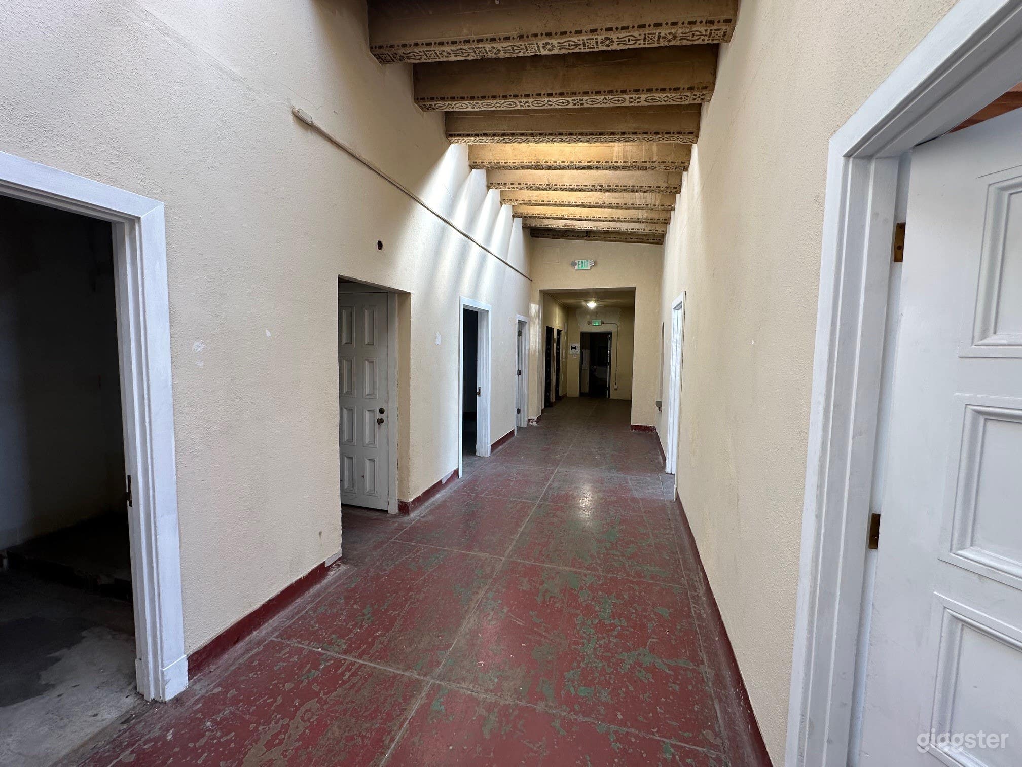 Dilapidated Loft with Big Windows &amp; Skylights Photo 4