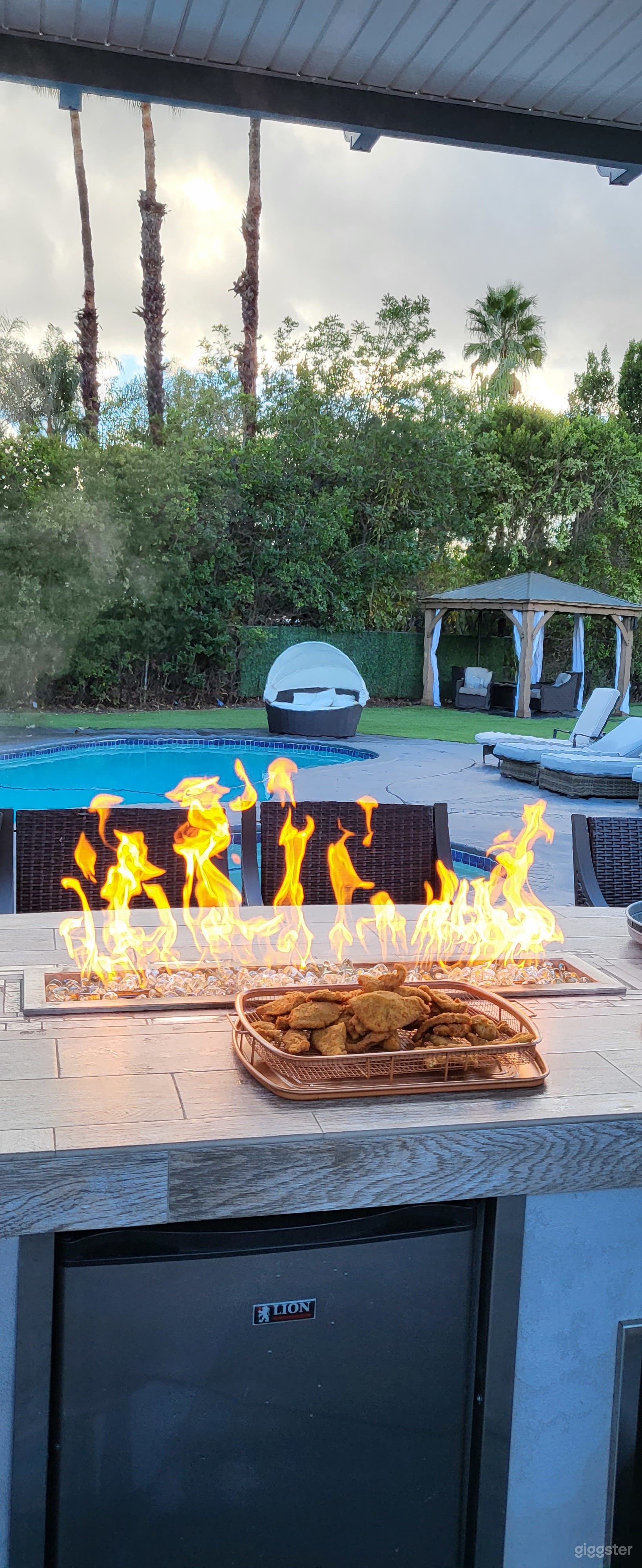 Huge backyard home  Photo 1