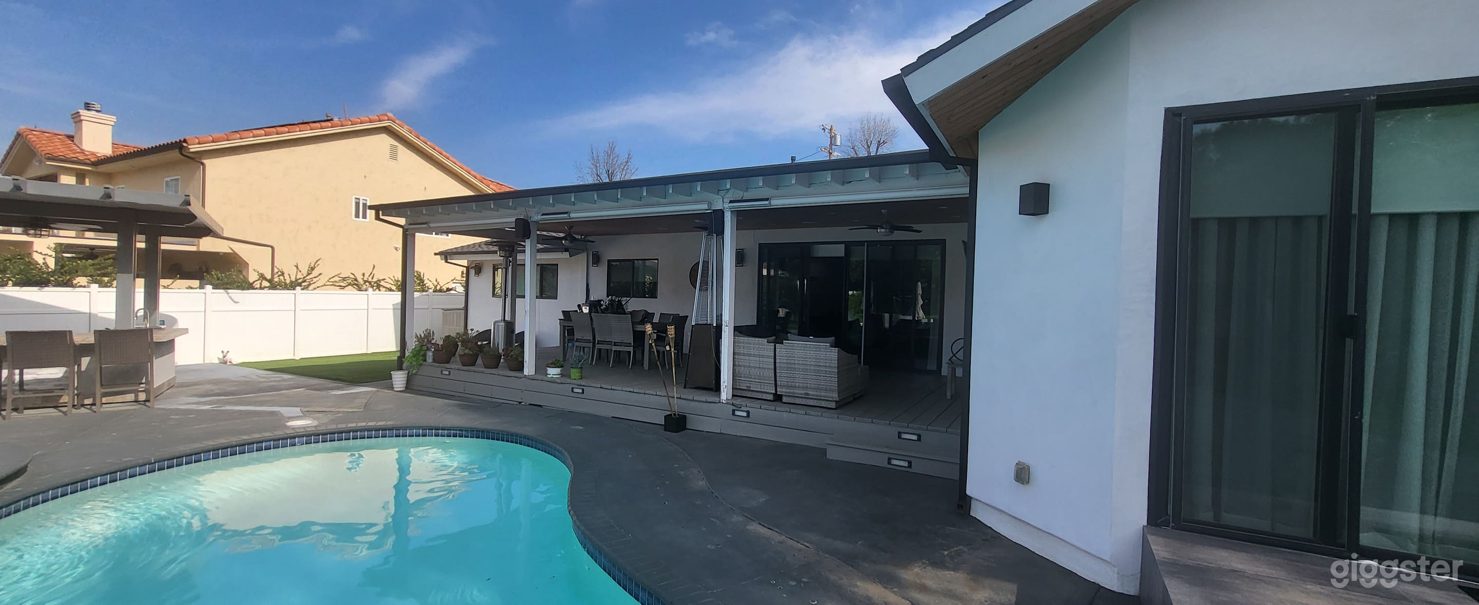 Huge backyard home  Photo 4