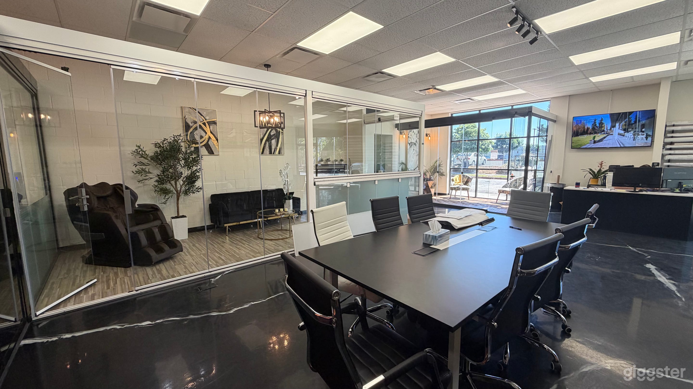 Luxury modern office space available for filming! Photo 1