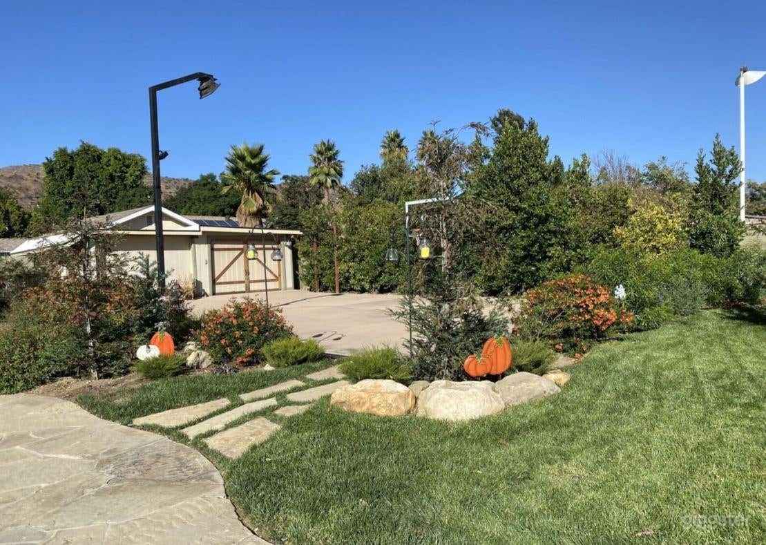 Basketball court available to rent to production company Photo 3