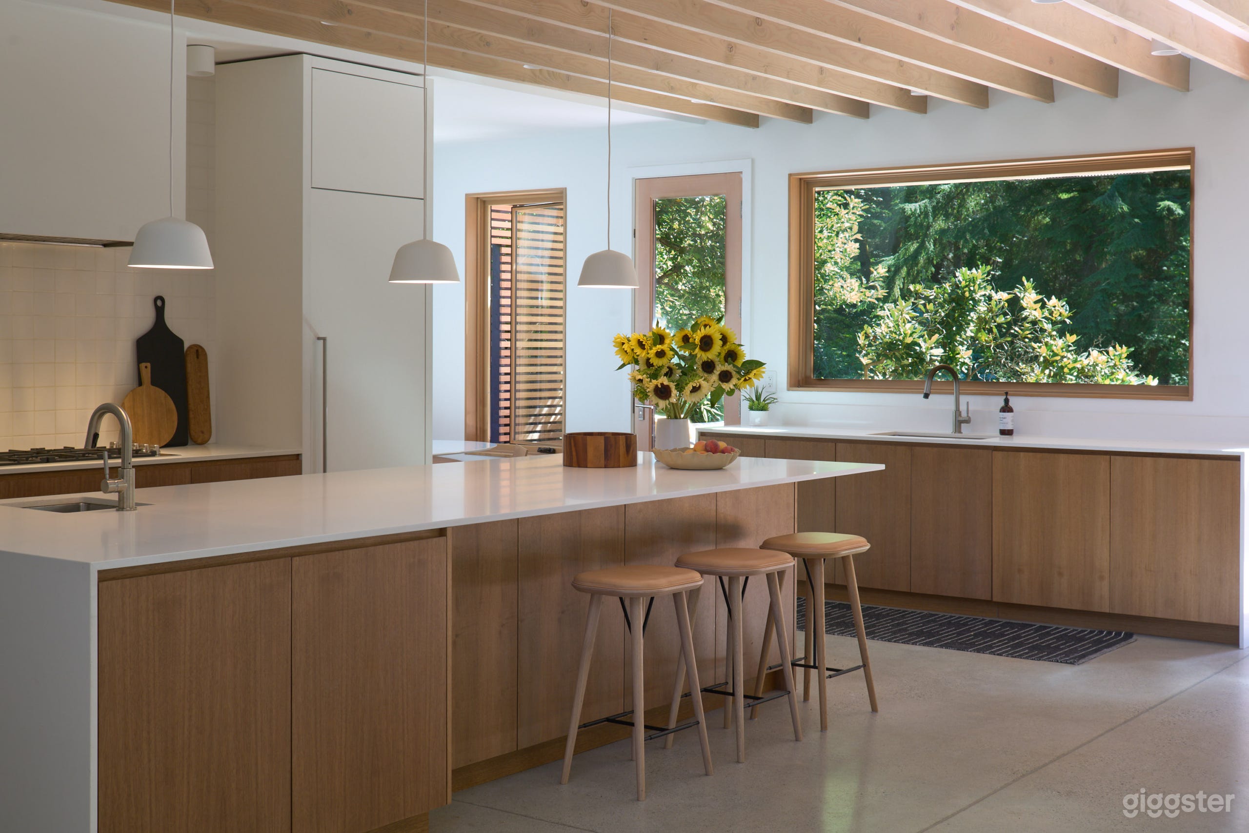 Modern West Coast Home in North Vancouver. Photo 3