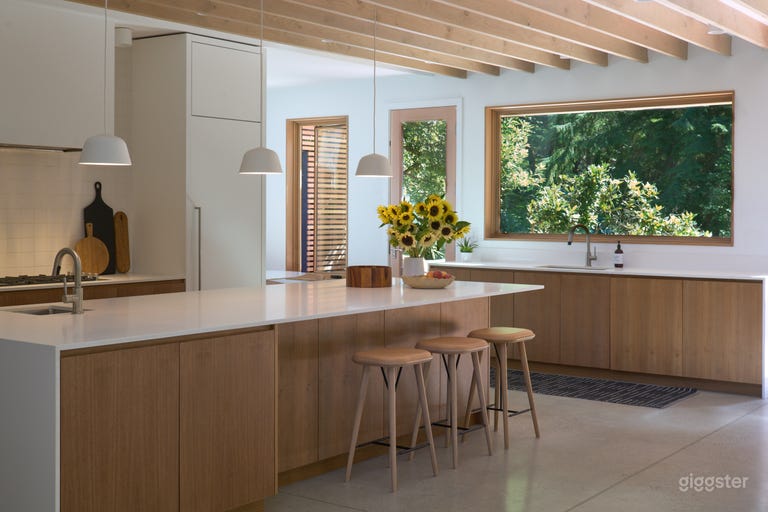  Modern West Coast Home in North Vancouver. 