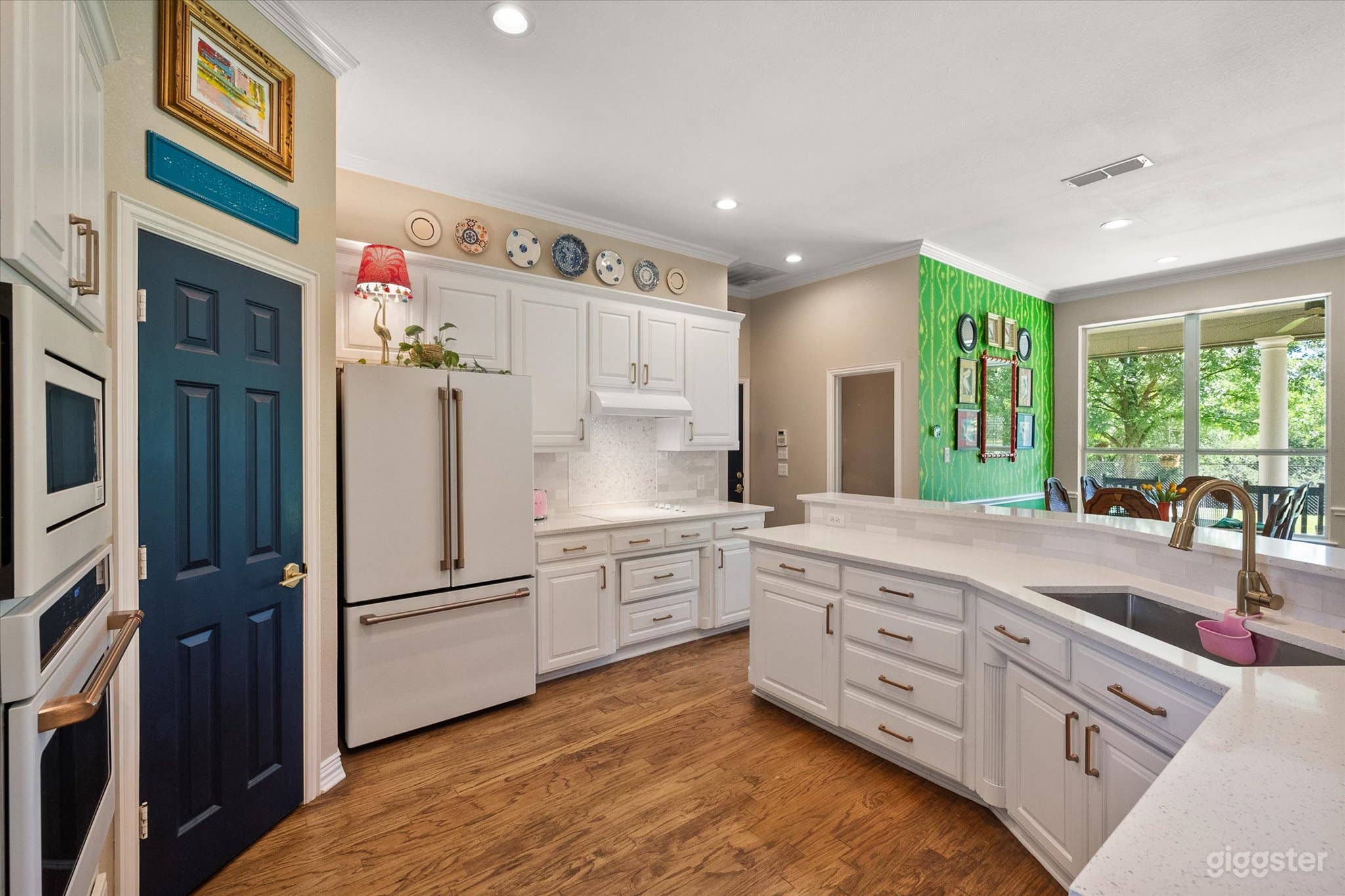 S Fort Worth Bright Open Concept Home on 4.5 Wooded Acres Photo 2