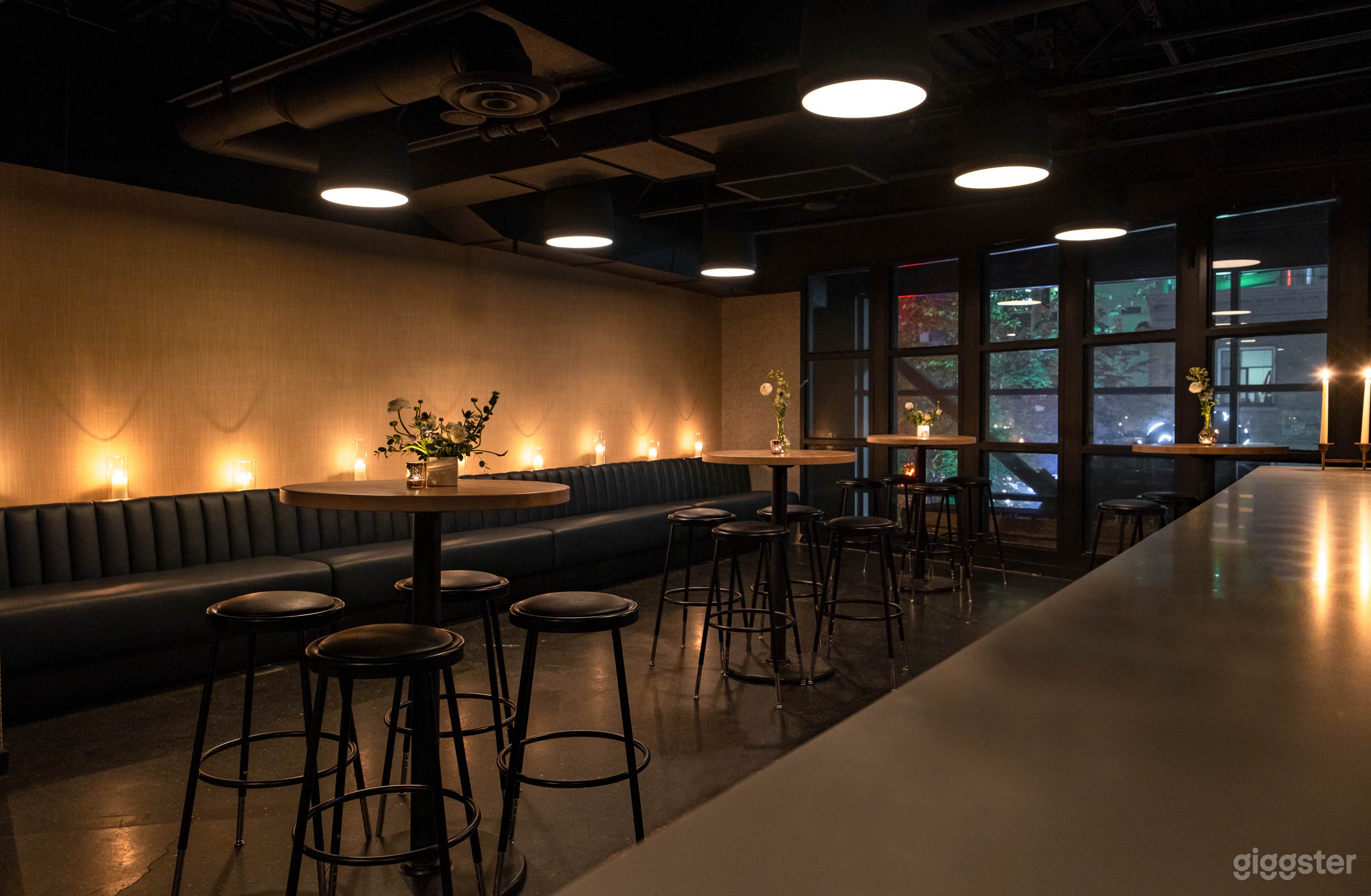 CLASSIC &amp; SLEEK HIDEAWAY Photo 1