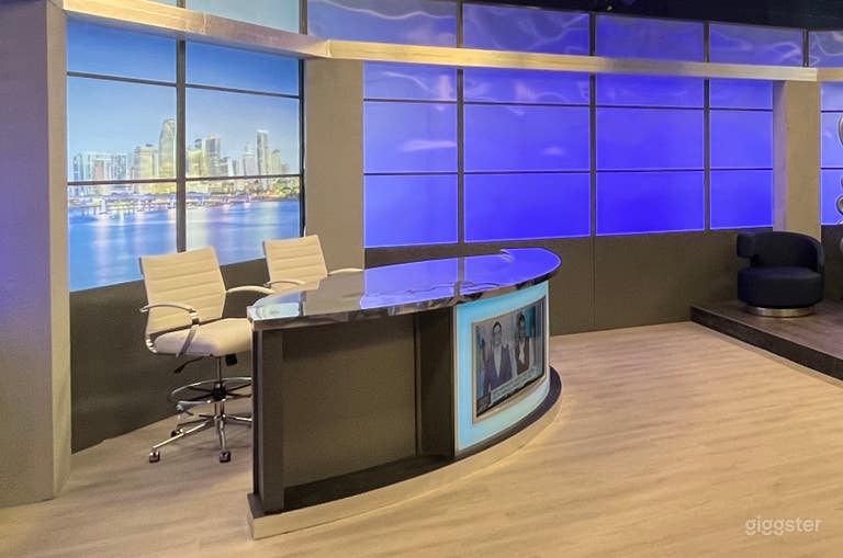  Estudio de Transmisión con Mesa de Noticias y Set de Talk Show 