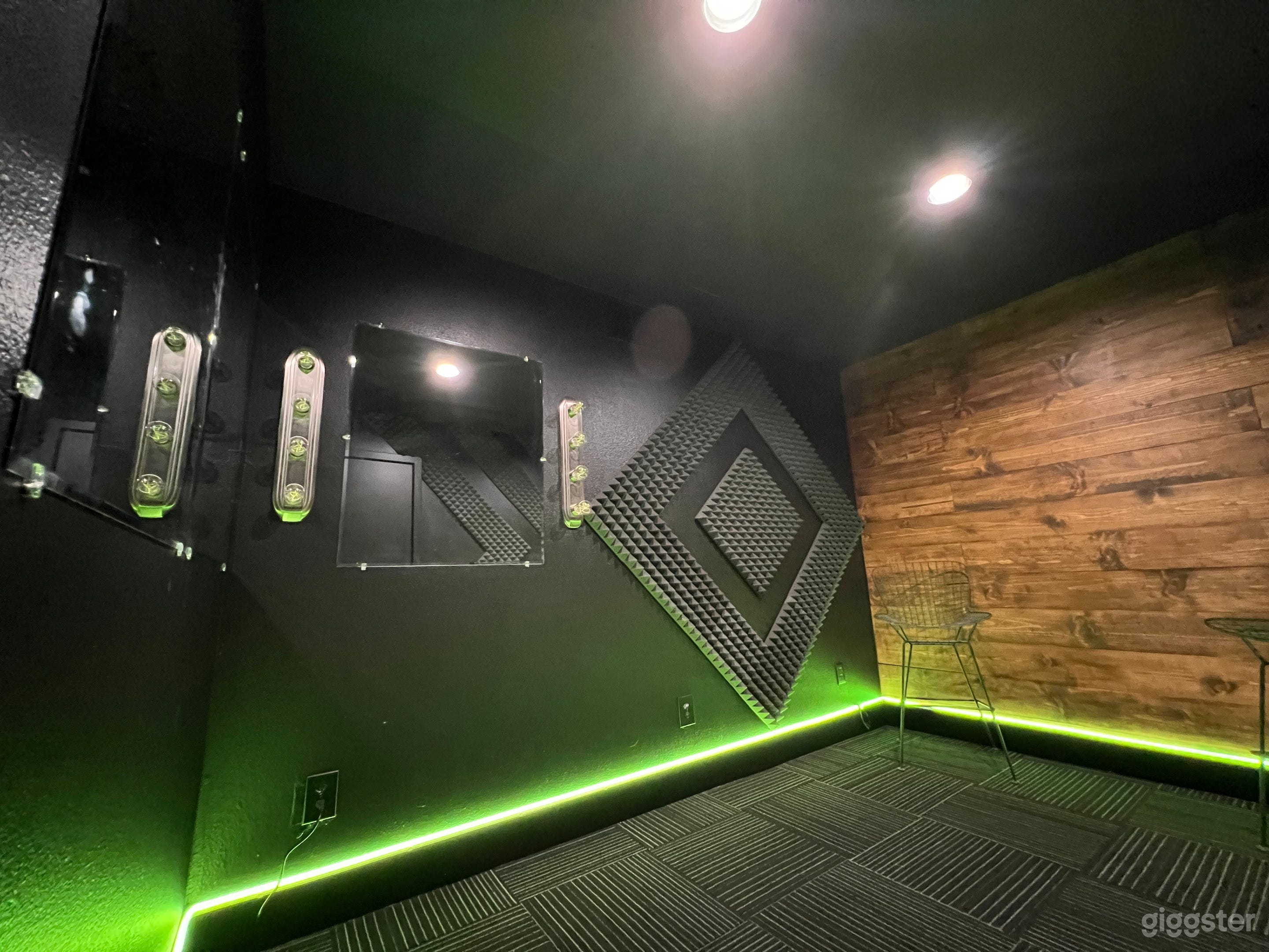 Modern Office/Studio Photo 1