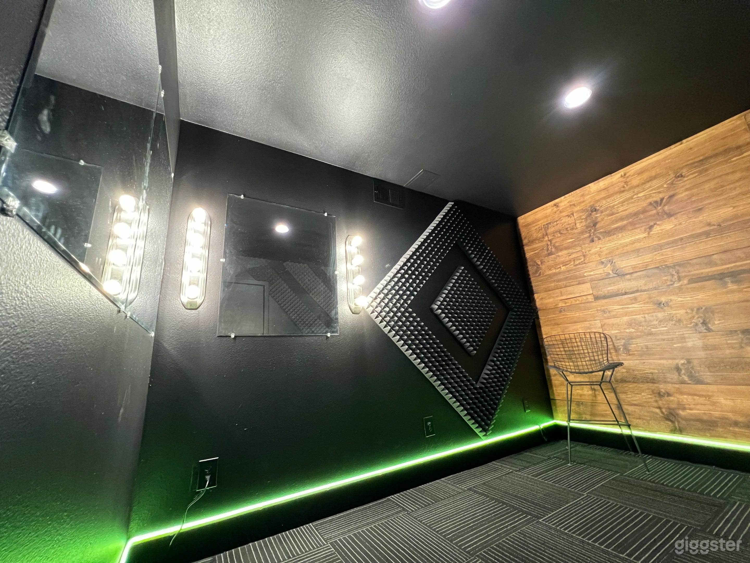 Modern Office/Studio Photo 3