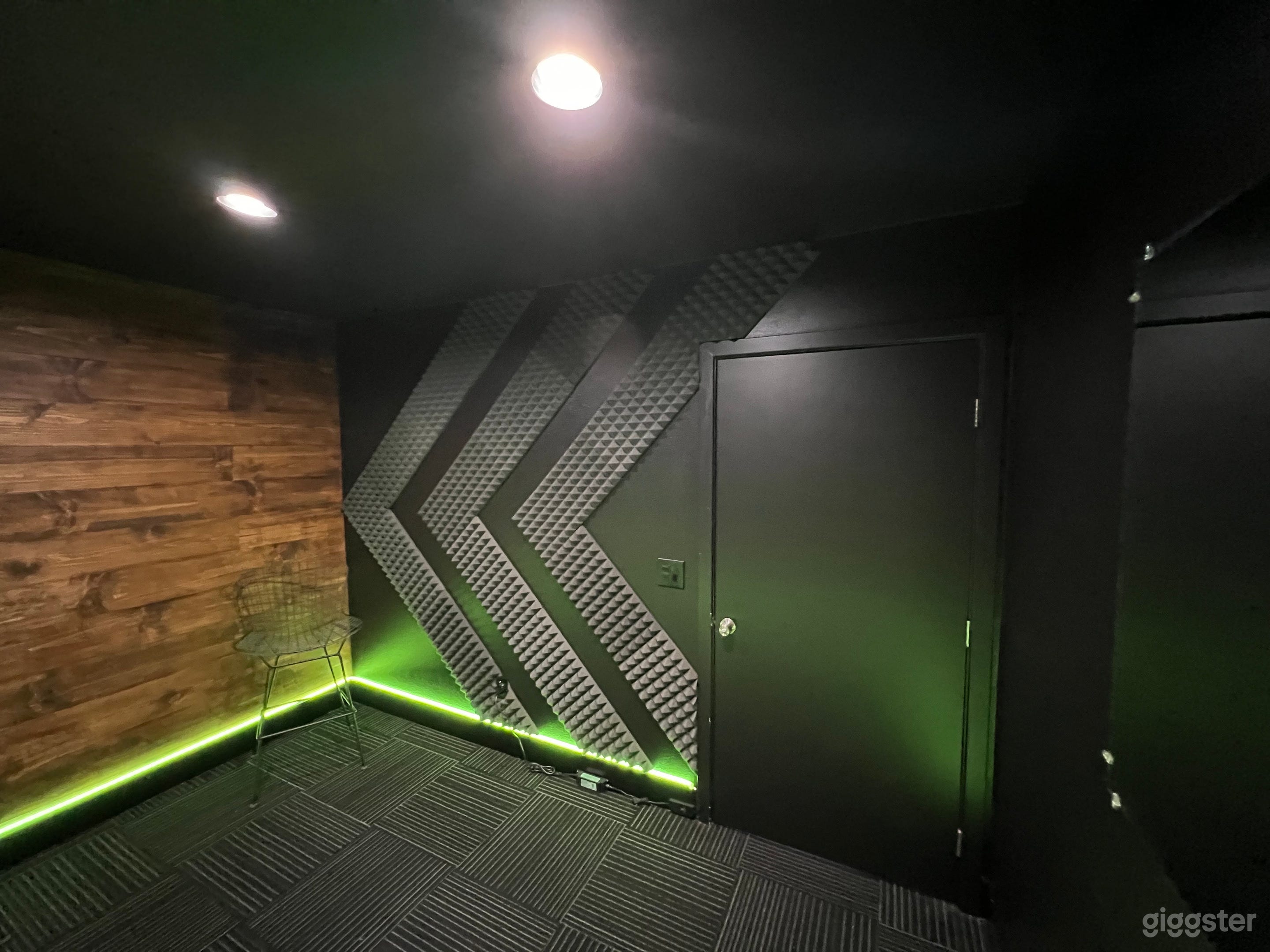 Modern Office/Studio Photo 4