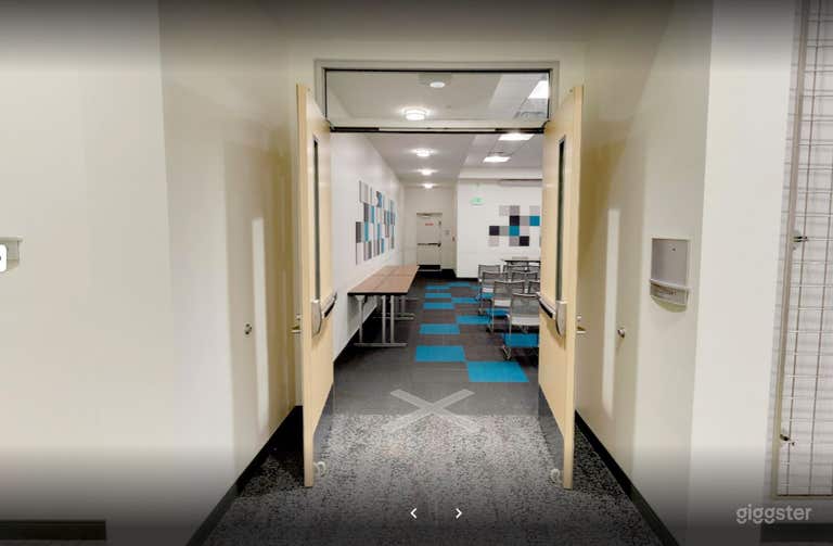  Salle de réunion de bibliothèque à thème bleu dans la succursale de Jones Creek 