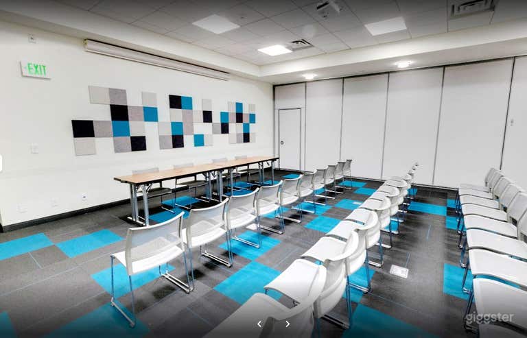  Salle de réunion de bibliothèque à thème bleu dans la succursale de Jones Creek 