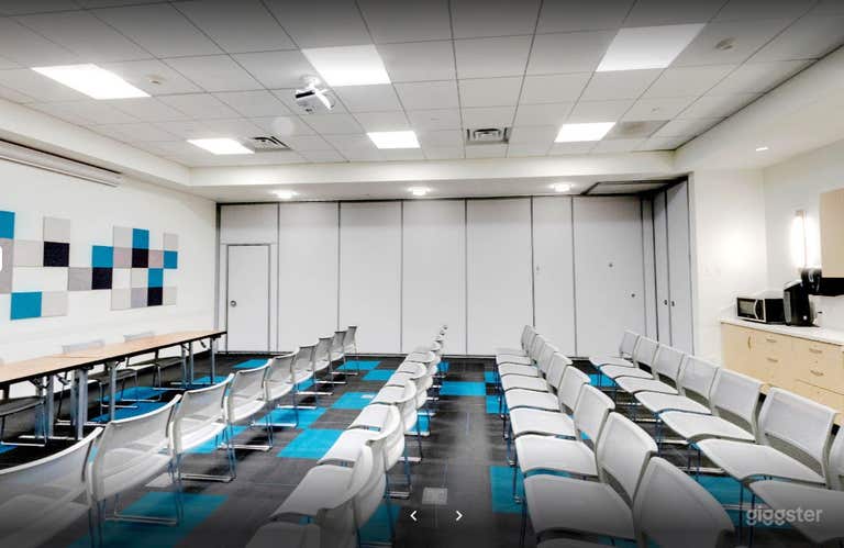  Salle de réunion de bibliothèque à thème bleu dans la succursale de Jones Creek 