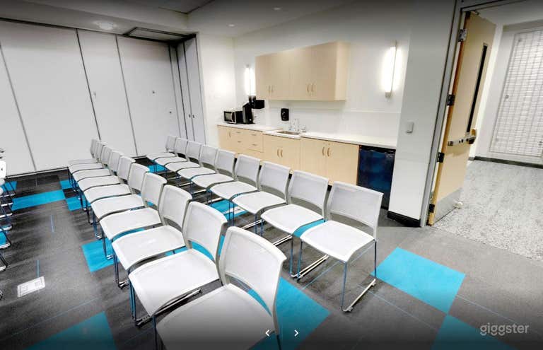  Salle de réunion de bibliothèque à thème bleu dans la succursale de Jones Creek 