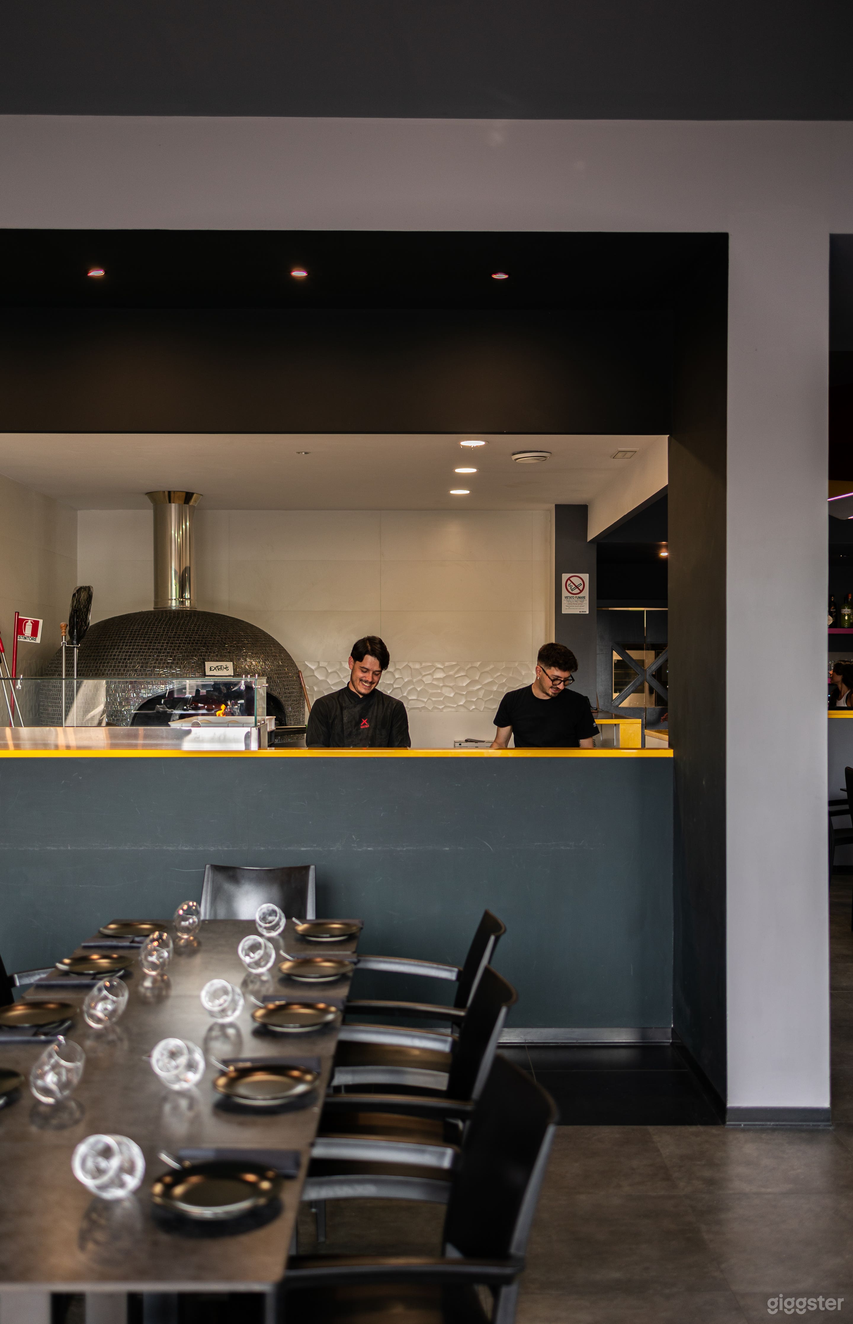 Foto di Ristorante di design moderno, ideale per eventi e produzioni 4
