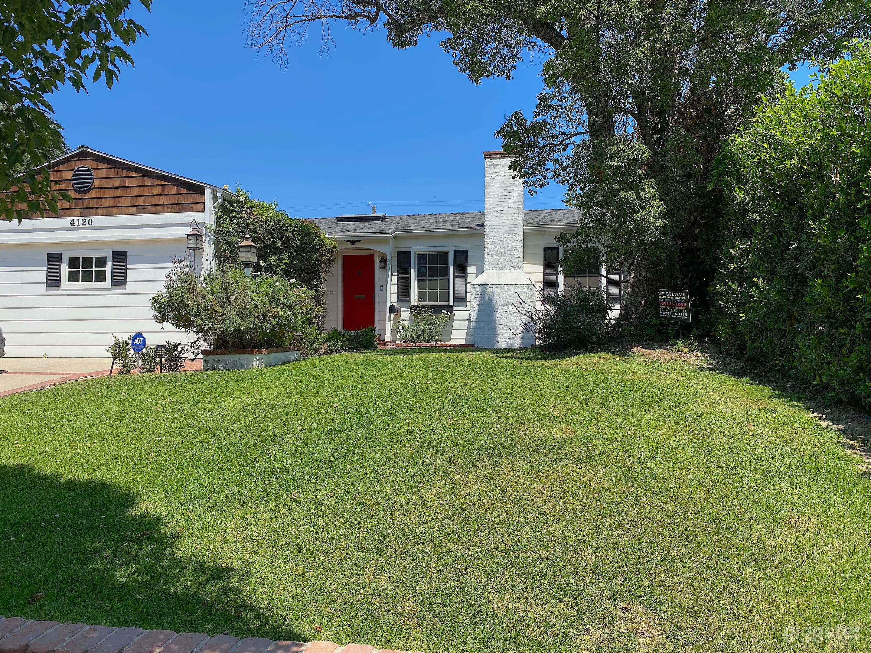 Traditional charming home in prime Studio City Photo 2