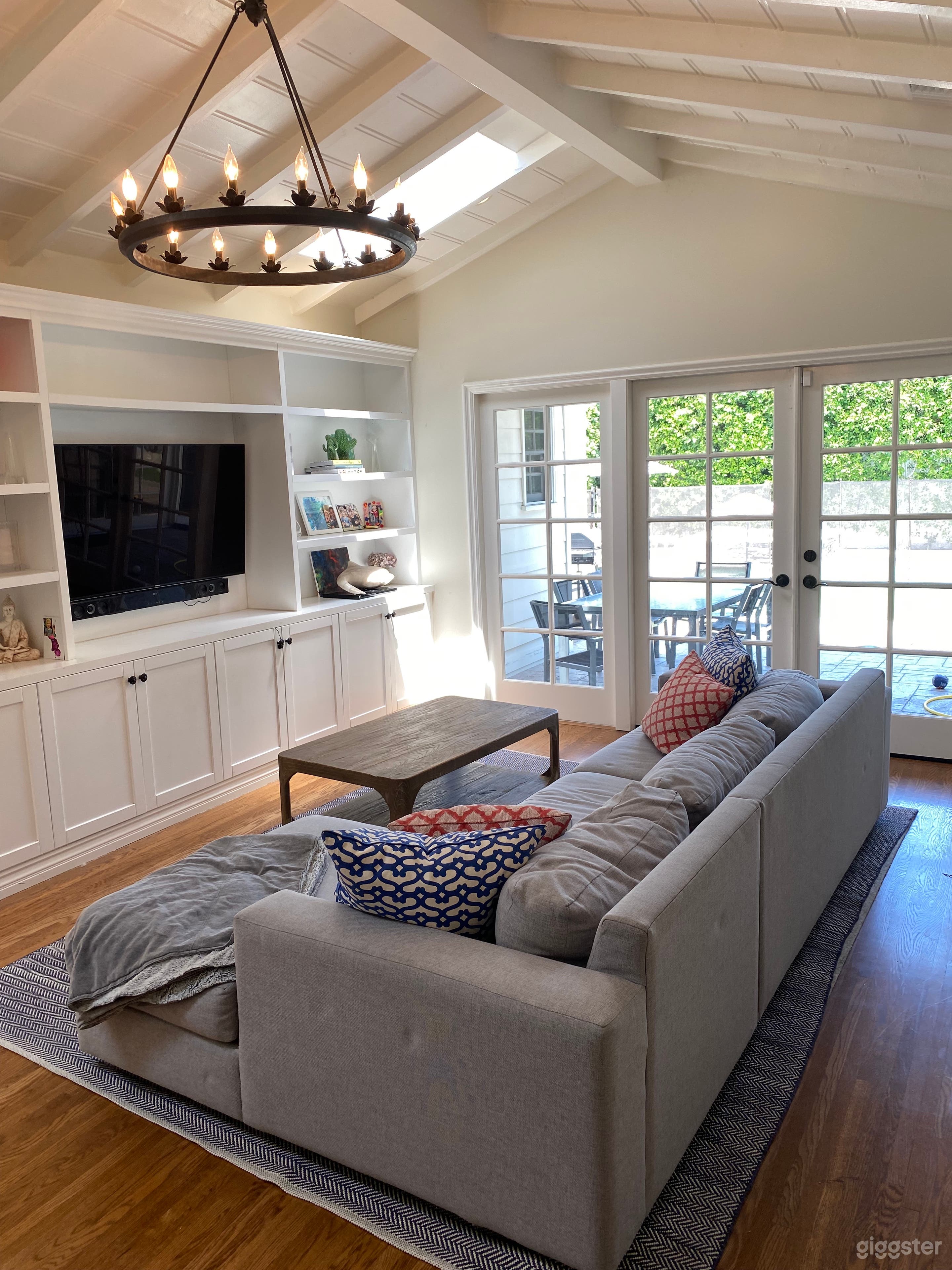 Traditional charming home in prime Studio City Photo 4