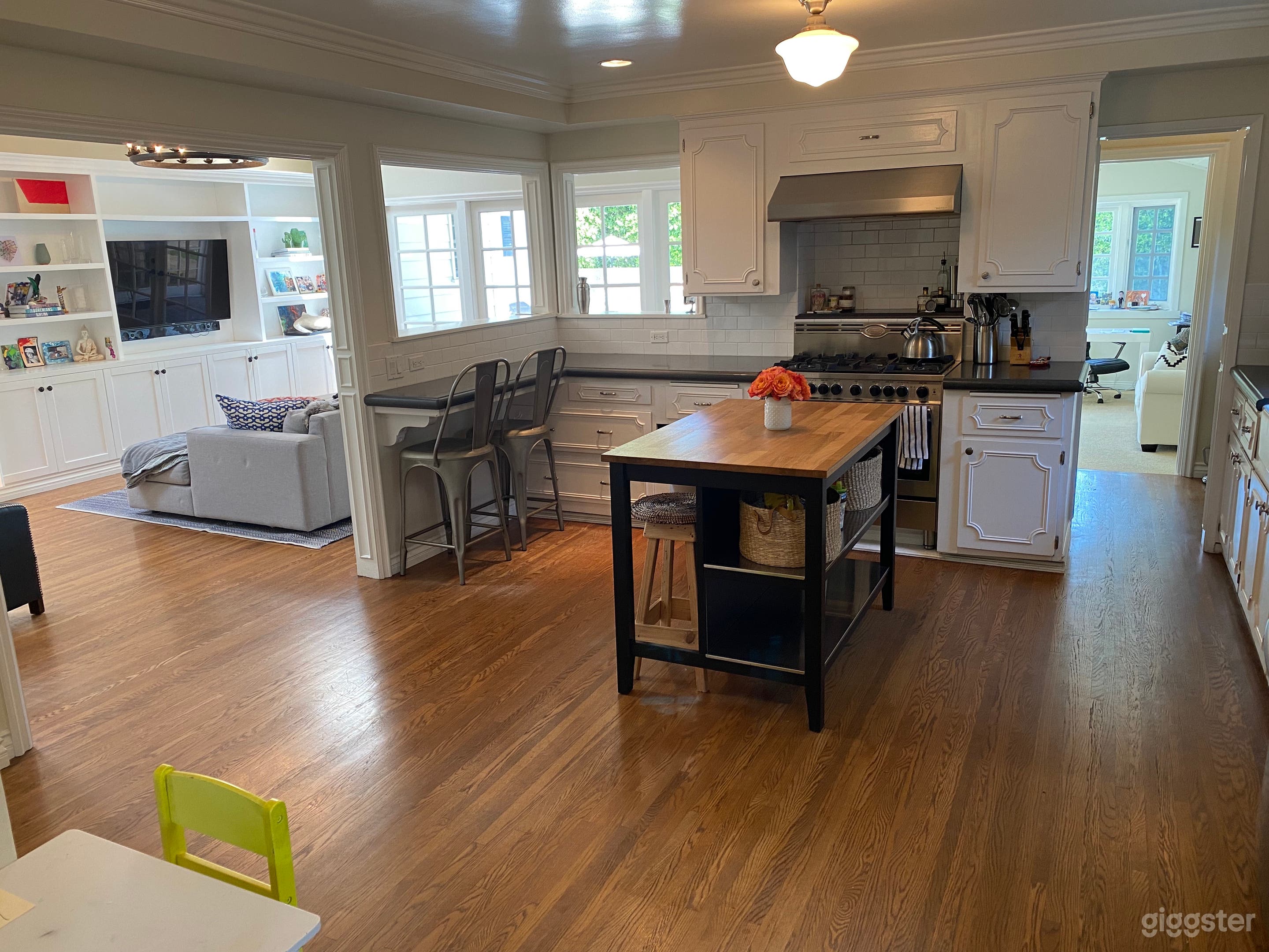 Traditional charming home in prime Studio City Photo 3