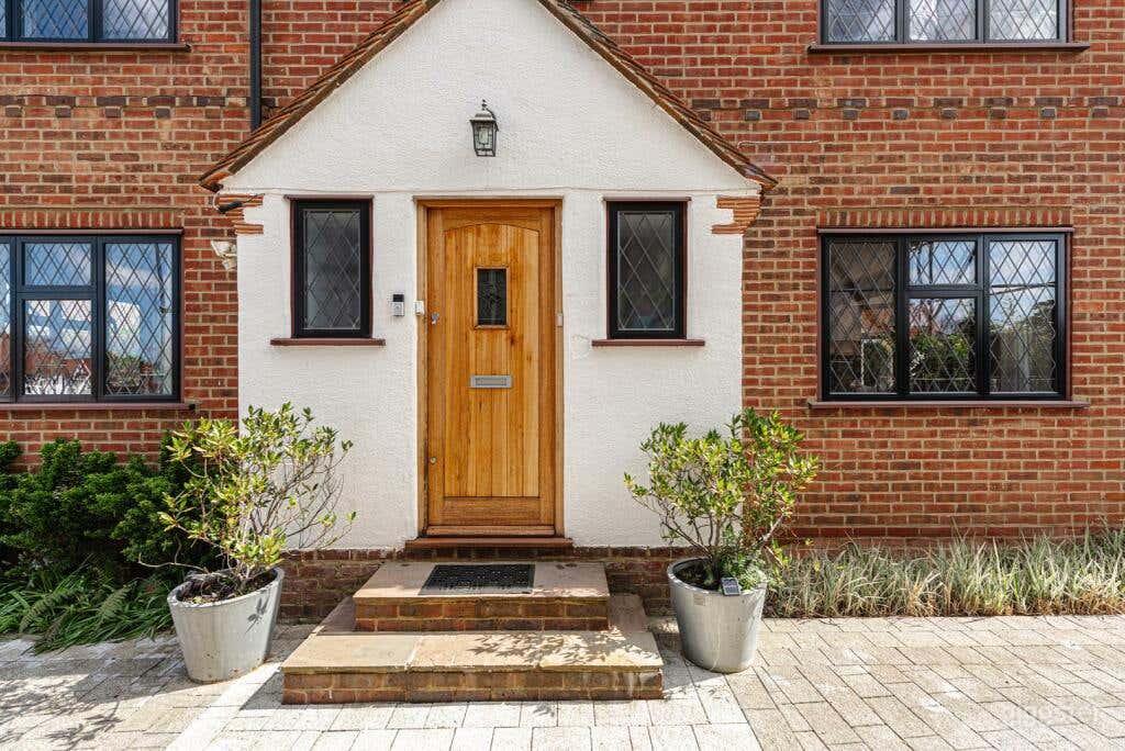 Detached Family House Photo 2