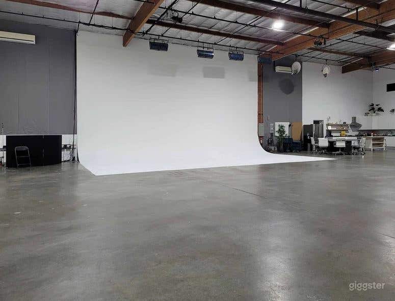 Studio 2 - BlackOut Studio, Soundstage 40' Custom Paint or White Cyc Photo 3
