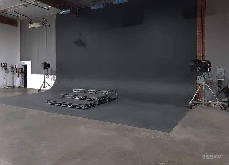 Studio 2 - BlackOut Studio, Soundstage 40' Custom Paint or White Cyc Photo 1