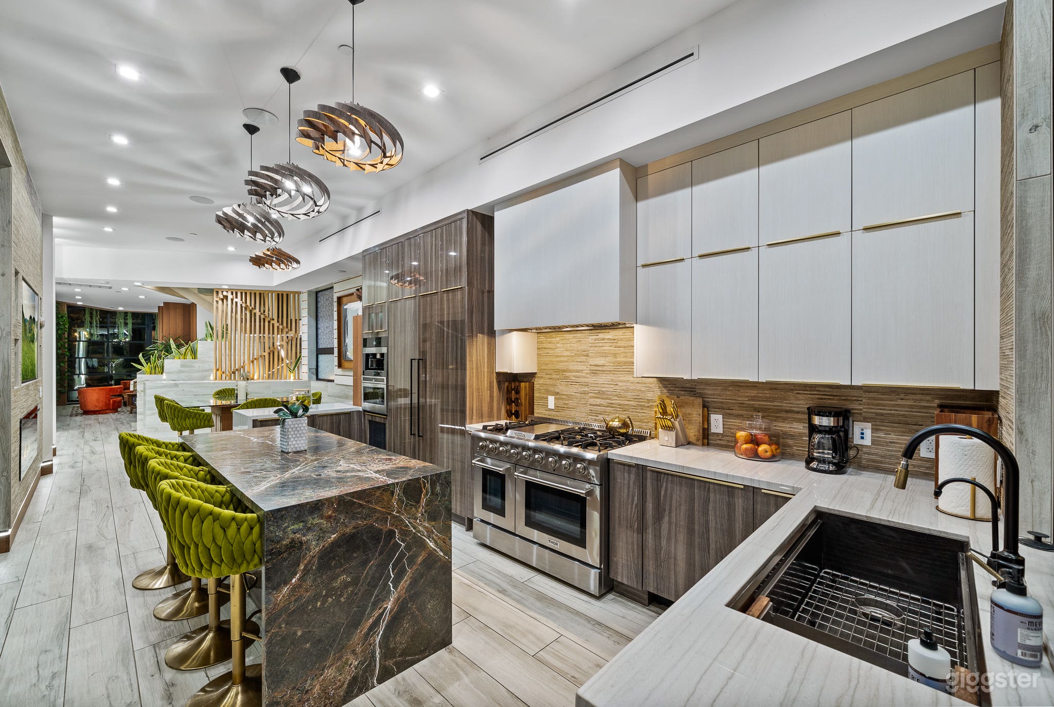 SUNLIT VENICE CINEMATIC ROOFTOP W/ POOL Photo 3