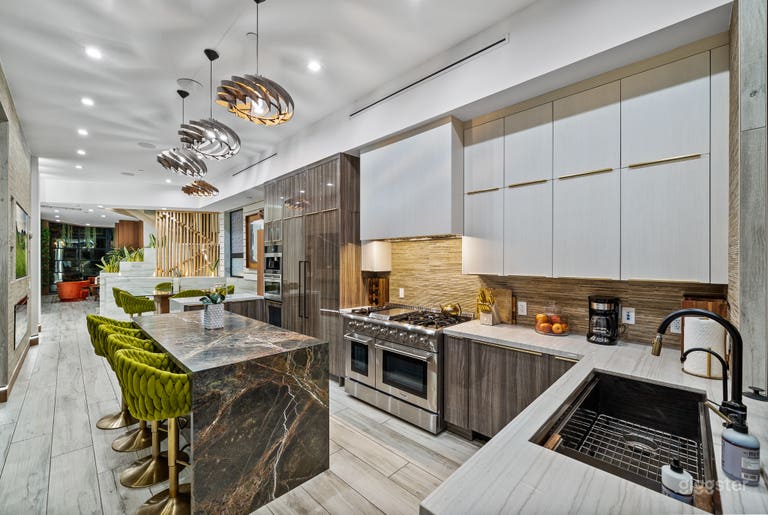  SUNLIT VENICE CINEMATIC ROOFTOP W/ POOL 