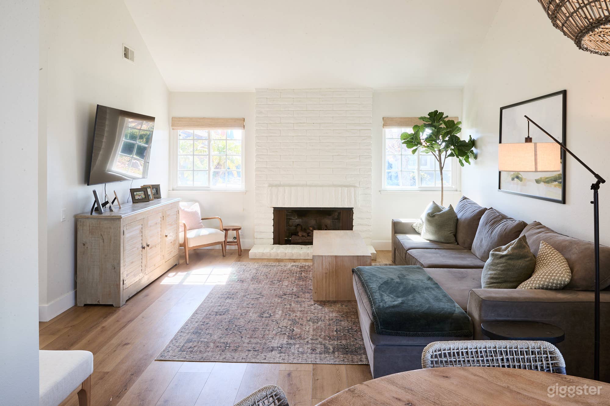 Open Upscale Home w/ Beautiful Pool &amp; Backyard Photo 3