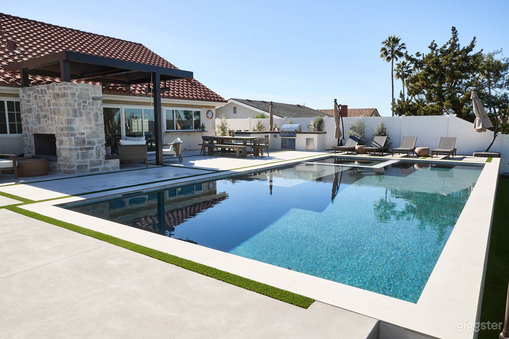 Open Upscale Home w/ Beautiful Pool &amp; Backyard Photo 2