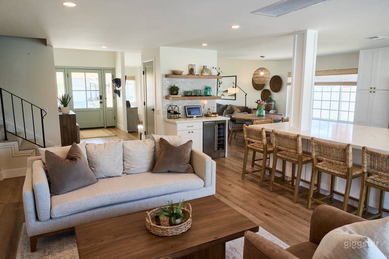  Open Upscale Home w/ Beautiful Pool & Backyard 