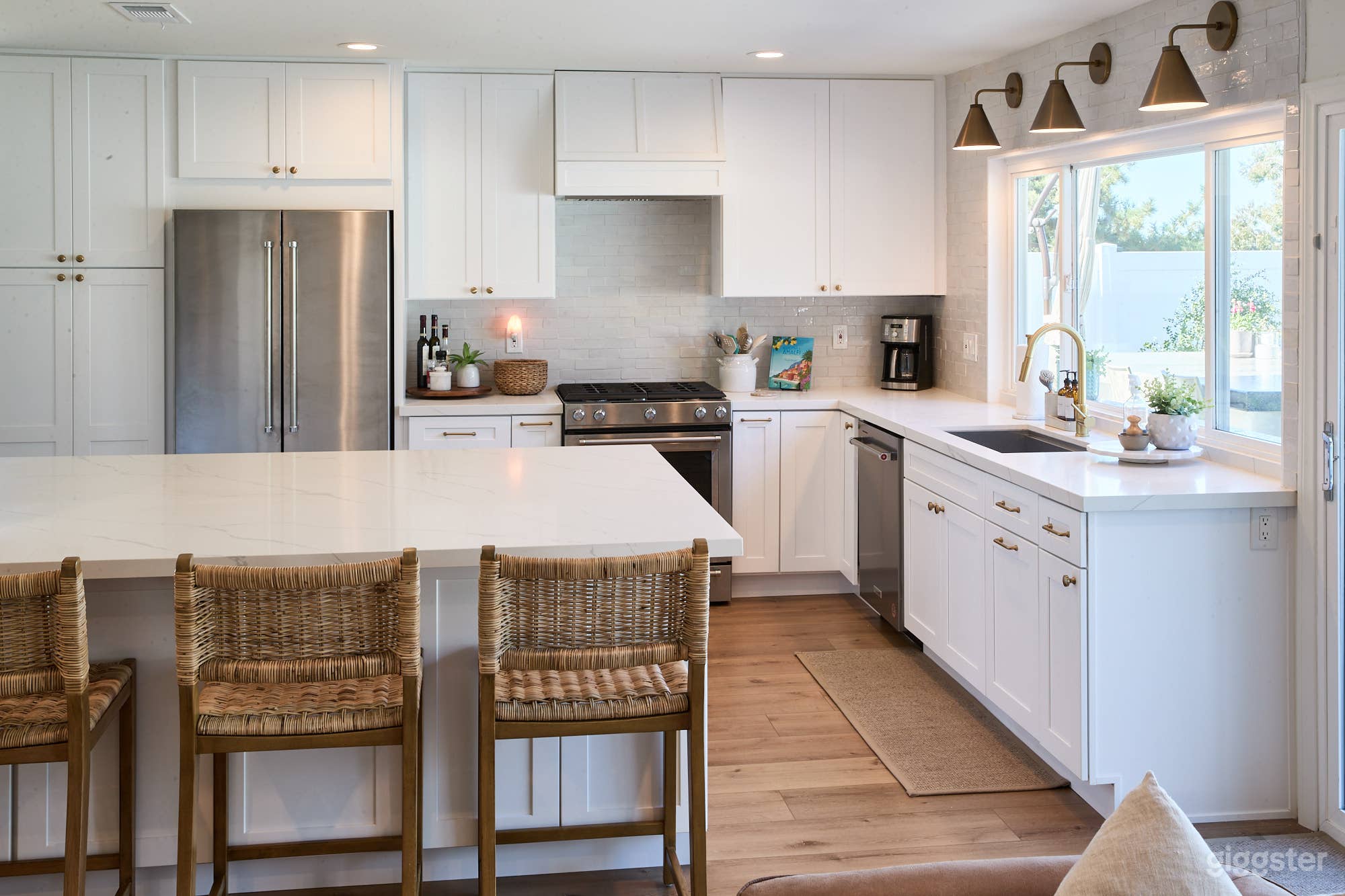 Open Upscale Home w/ Beautiful Pool &amp; Backyard Photo 4