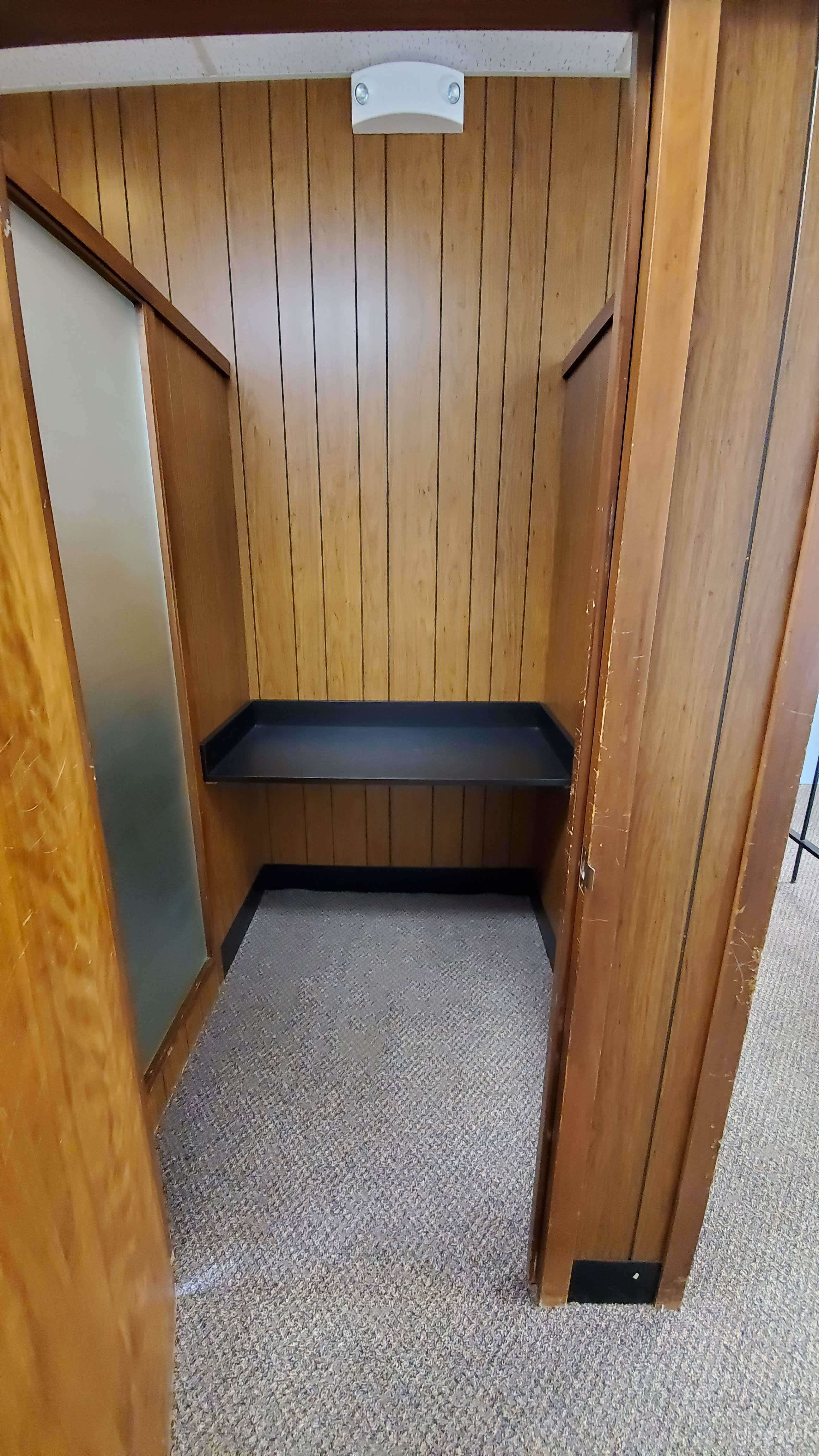 Safety deposit examination room