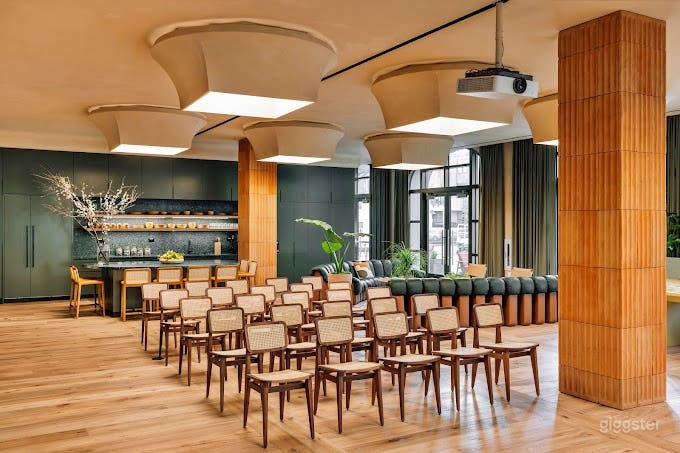 Elegant Lounge &amp; Presentation Area Photo 2