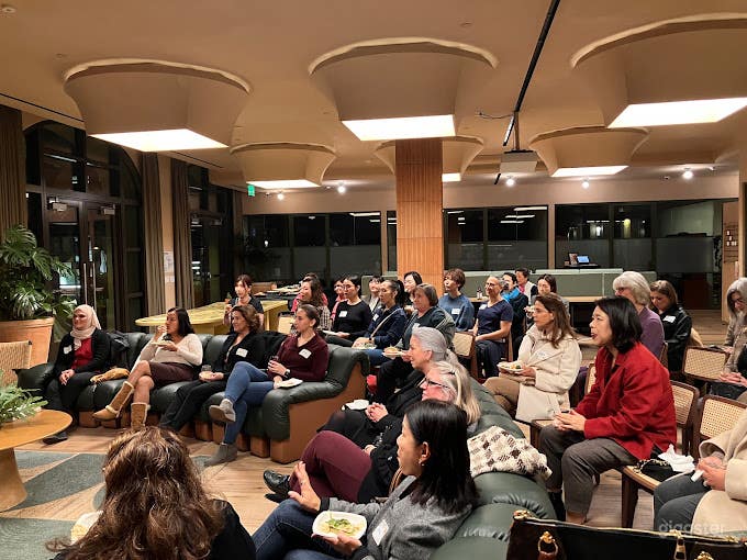 Elegant Lounge &amp; Presentation Area Photo 4